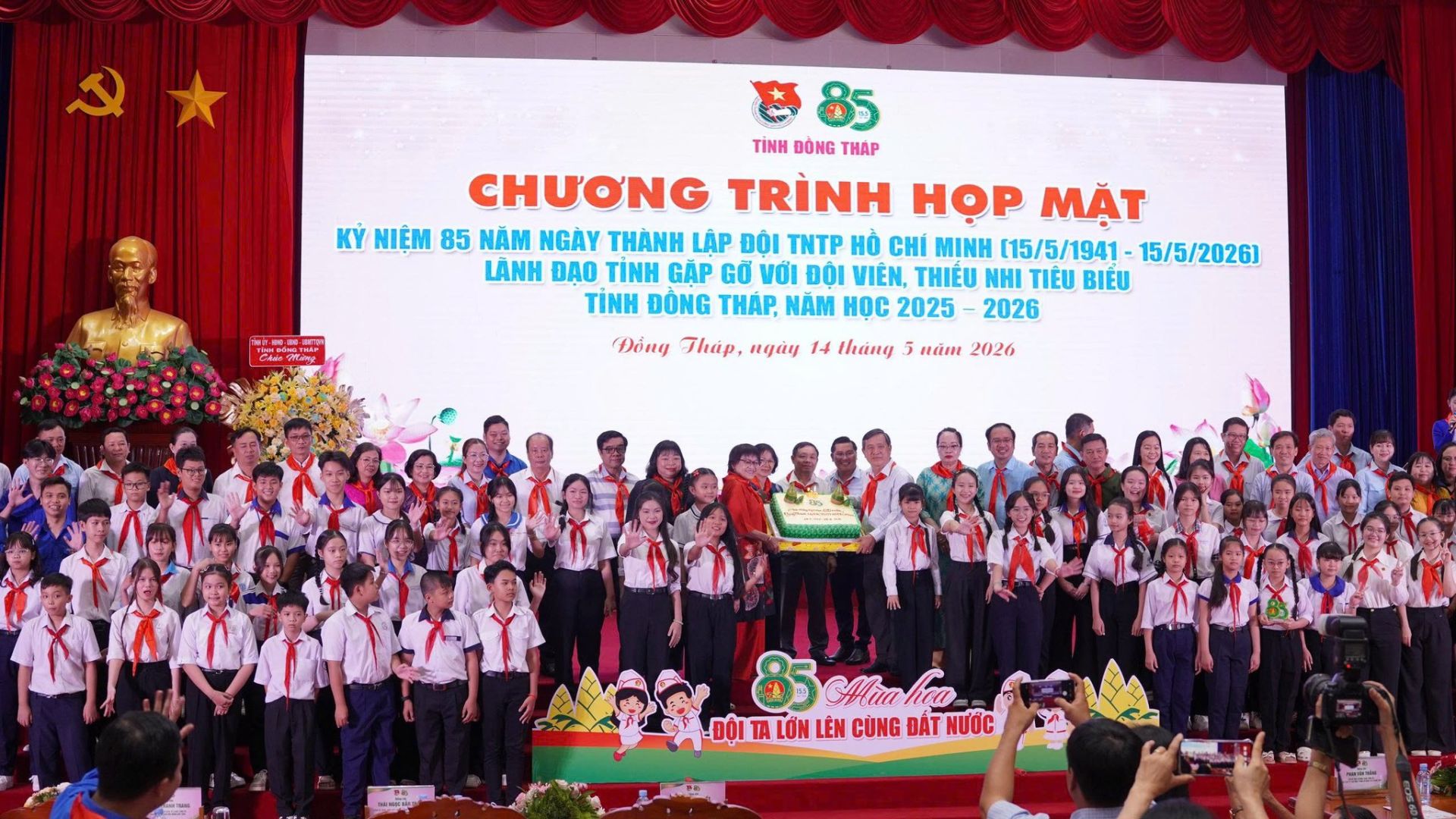 L&atilde;nh đạo tỉnh ủy, tỉnh Đo&agrave;n c&aacute;c thời k&igrave; c&ugrave;ng c&aacute;c thầy c&ocirc; tổng phụ tr&aacute;ch v&agrave; c&aacute;c bạn Đội vi&ecirc;n tỉnh Đồng Th&aacute;p c&ugrave;ng thổi nến mừng sinh nhật Đội. 