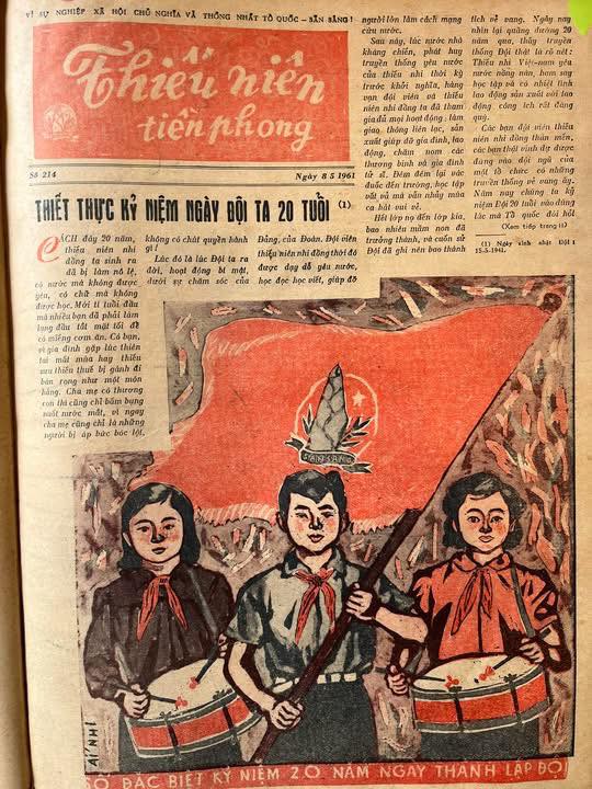 B&igrave;a B&aacute;o Thiếu Ni&ecirc;n Tiền Phong số 214 ra ng&agrave;y 8/5/1961 &ndash; số b&aacute;o đặc biệt kỷ niệm 20 năm Ng&agrave;y th&agrave;nh lập Đội TNTP Hồ Ch&iacute; Minh.