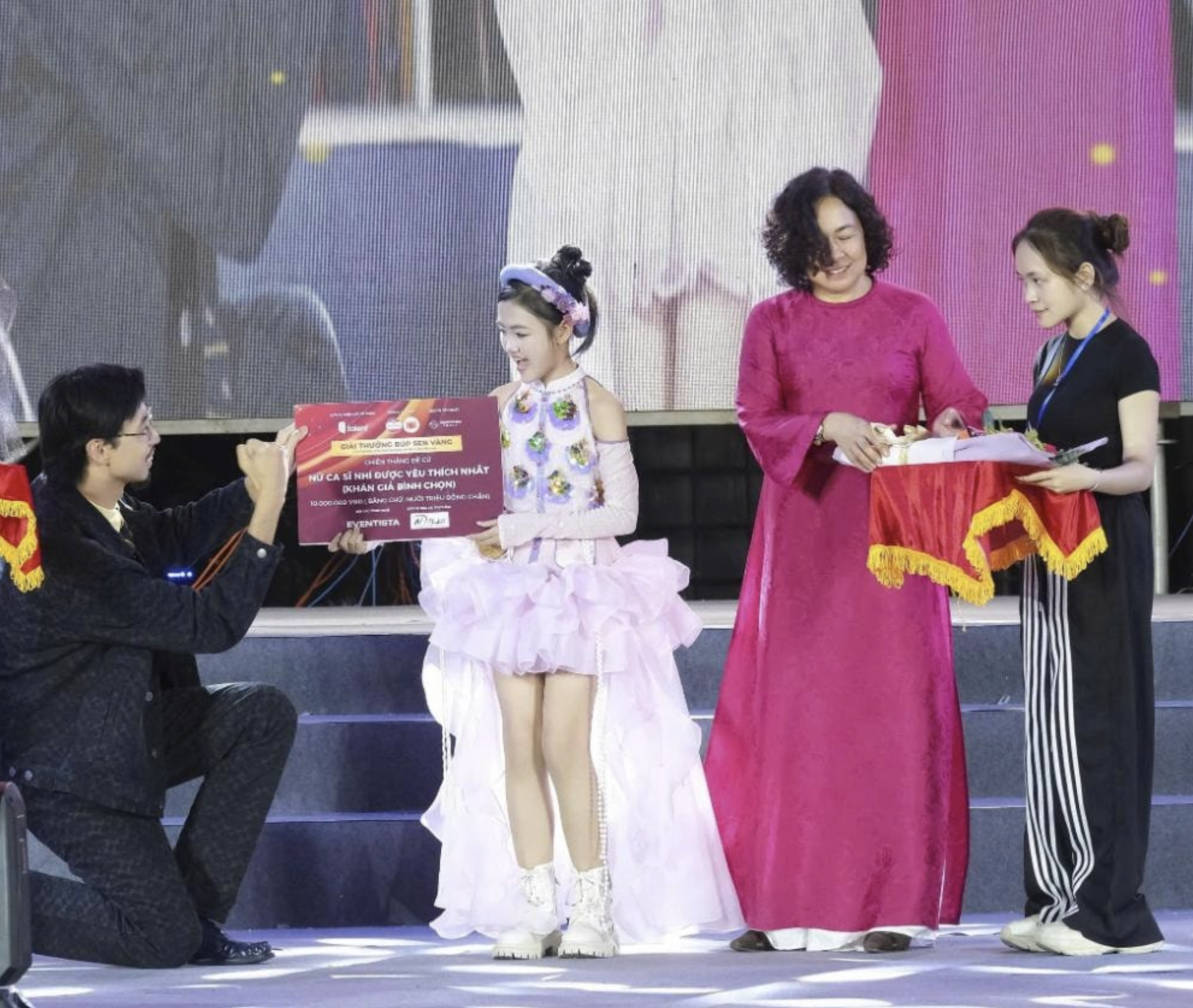 Rapper Đen trao danh hiệu &ldquo;Nữ ca sĩ nh&iacute; được y&ecirc;u th&iacute;ch nhất&rdquo; cho Phan Thị Minh Ch&acirc;u tại đ&ecirc;m vinh danh Giải thưởng B&uacute;p Sen V&agrave;ng 2025.