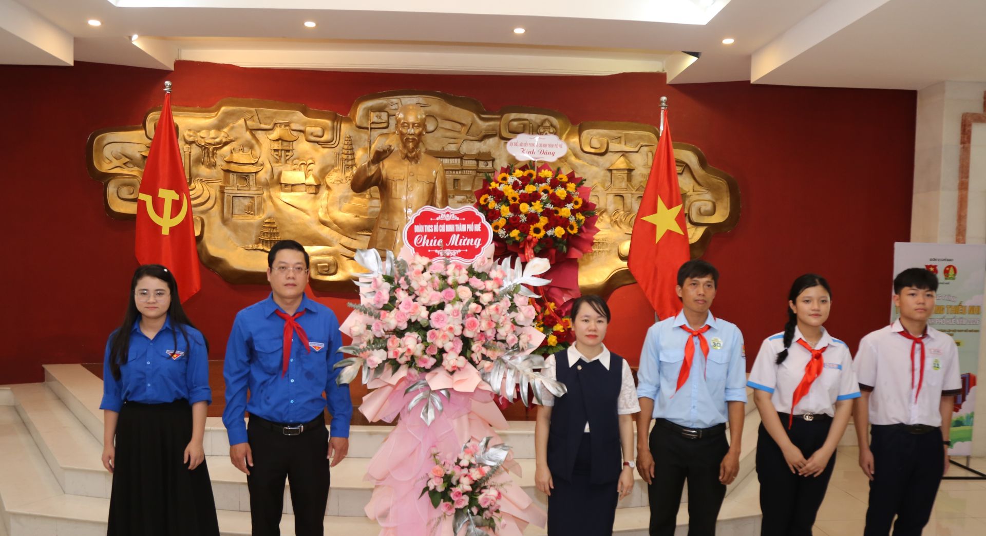 Đo&agrave;n đại biểu d&acirc;ng hoa, b&aacute;o c&ocirc;ng tại Bảo t&agrave;ng Hồ Ch&iacute; Minh.