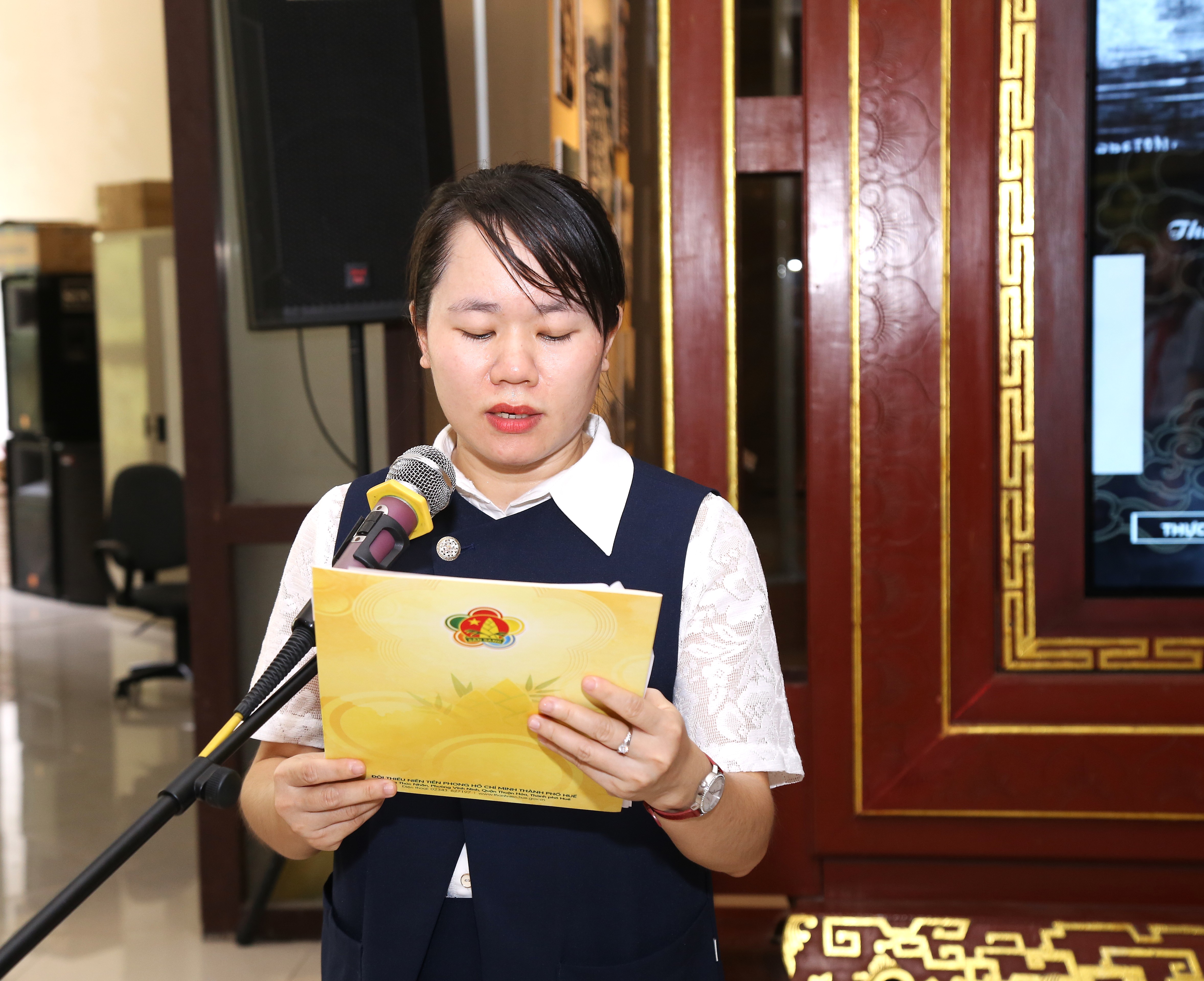 Chị Ho&agrave;ng Thị Th&ugrave;y Linh - Ph&oacute; B&iacute; thư Th&agrave;nh Đo&agrave;n, Chủ tịch Hội đồng Đội th&agrave;nh phố ph&aacute;t biểu khai mạc chương tr&igrave;nh.
