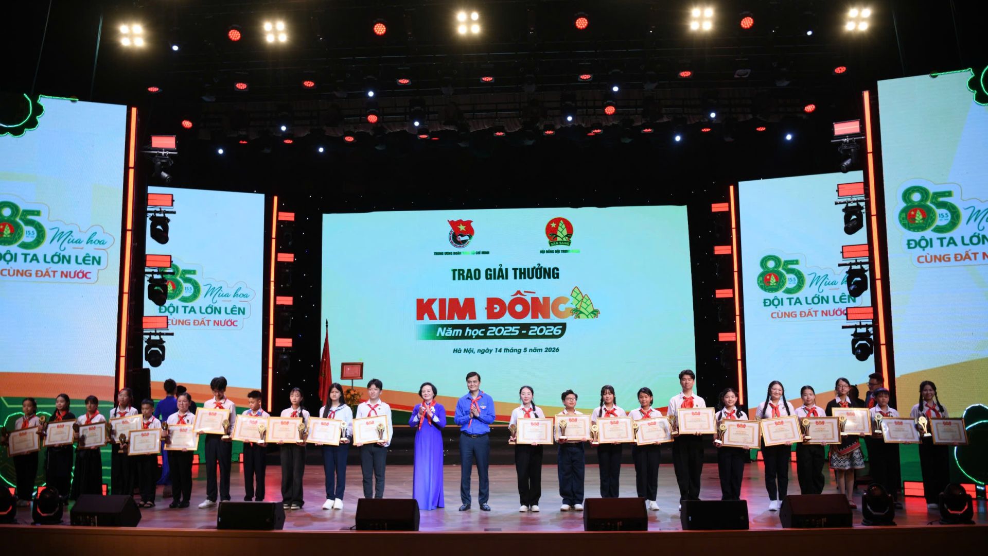 Ph&oacute; Thủ tướng Phạm Thị Thanh Tr&agrave; v&agrave; B&iacute; thư thứ nhất T.Ư Đo&agrave;n B&ugrave;i Quang Huy trao Giải thưởng Kim Đồng cho c&aacute;c bạn đội vi&ecirc;n.