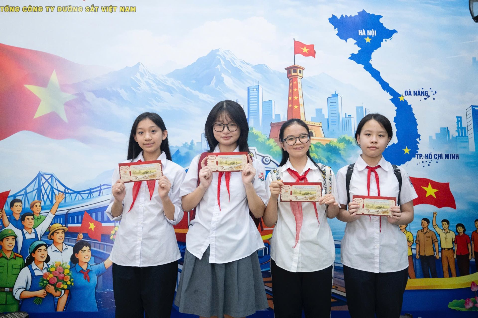Chuyến t&agrave;u được thiết kế như một kh&ocirc;ng gian gi&aacute;o dục truyền thống sinh động, t&aacute;i hiện chặng đường h&igrave;nh th&agrave;nh v&agrave; ph&aacute;t triển của tổ chức Đội Thiếu ni&ecirc;n Tiền phong Hồ Ch&iacute; Minh suốt 85 năm qua.