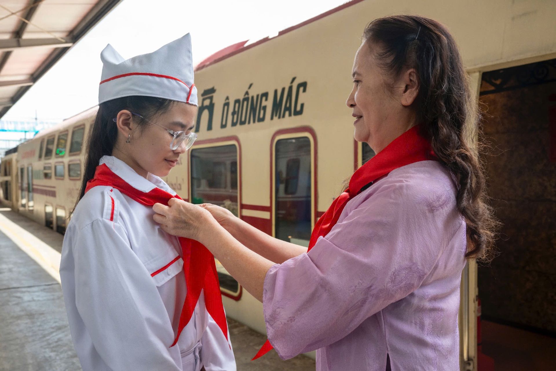 Trong suốt chuyến đi, c&aacute;c em được tham gia nhiều hoạt động trải nghiệm gi&agrave;u t&iacute;nh tương t&aacute;c như t&igrave;m hiểu lịch sử tổ chức Đội Thiếu ni&ecirc;n Tiền phong Hồ Ch&iacute; Minh, h&aacute;t c&aacute;c b&agrave;i ca truyền thống của Đội, d&acirc;ng hương v&agrave; b&aacute;o c&ocirc;ng tại Đền Đ&ocirc; - nơi thờ 8 vị vua triều L&yacute;, nghe kể t&iacute;ch Chiếu dời đ&ocirc;.