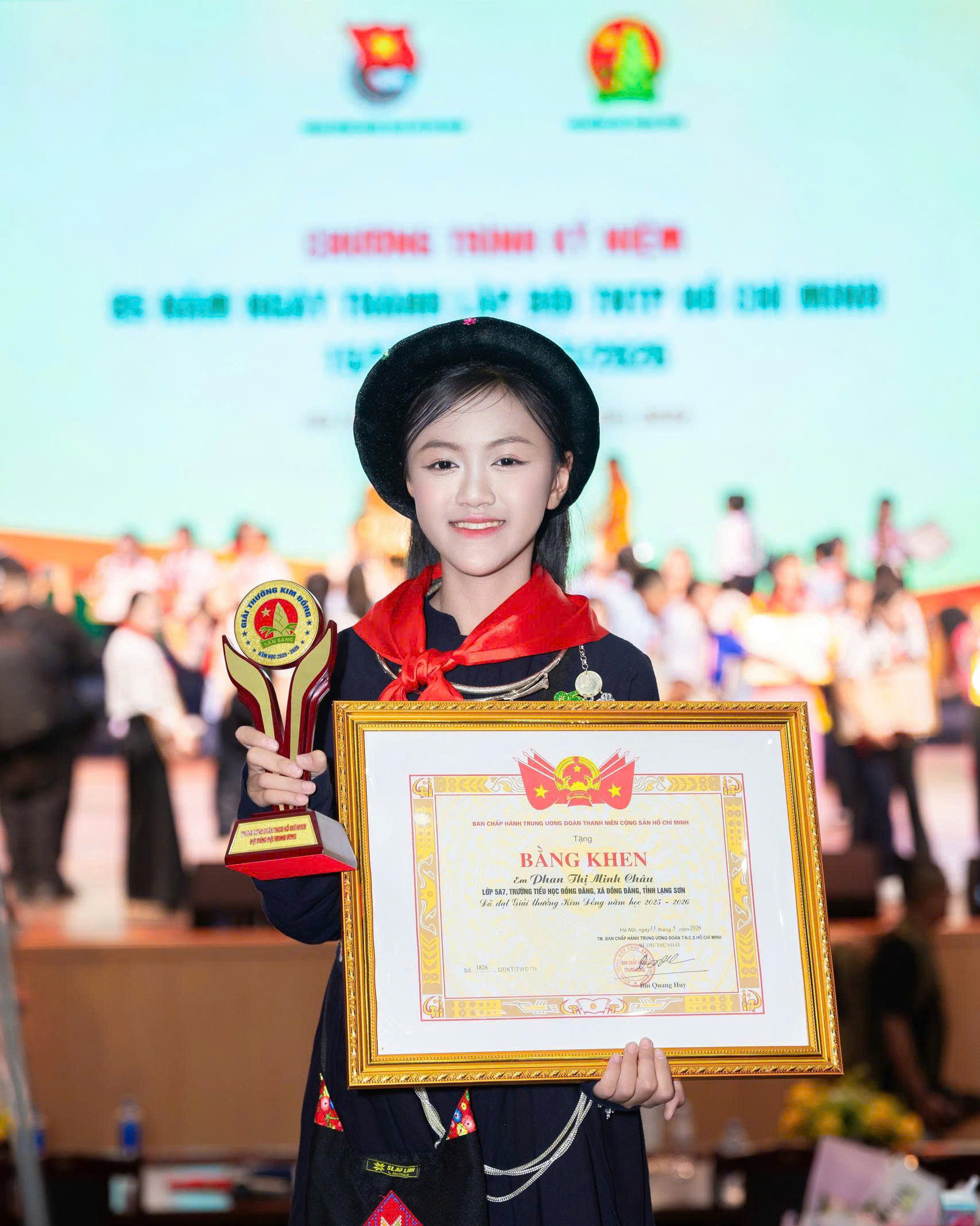 C&ocirc; bạn nhỏ Phan Thị Minh Ch&acirc;u vinh dự nhận Giải thưởng Kim Đồng năm 2026 tại H&agrave; Nội tối 14/5.