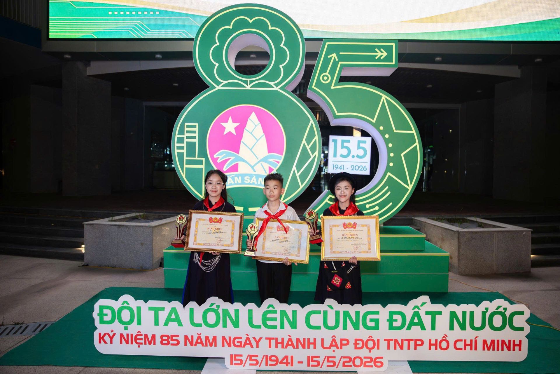 Phan Thị Minh Ch&acirc;u chụp ảnh lưu niệm c&ugrave;ng c&aacute;c đội vi&ecirc;n ti&ecirc;u biểu tại chương tr&igrave;nh kỷ niệm 85 năm Ng&agrave;y th&agrave;nh lập Đội TNTP Hồ Ch&iacute; Minh.
