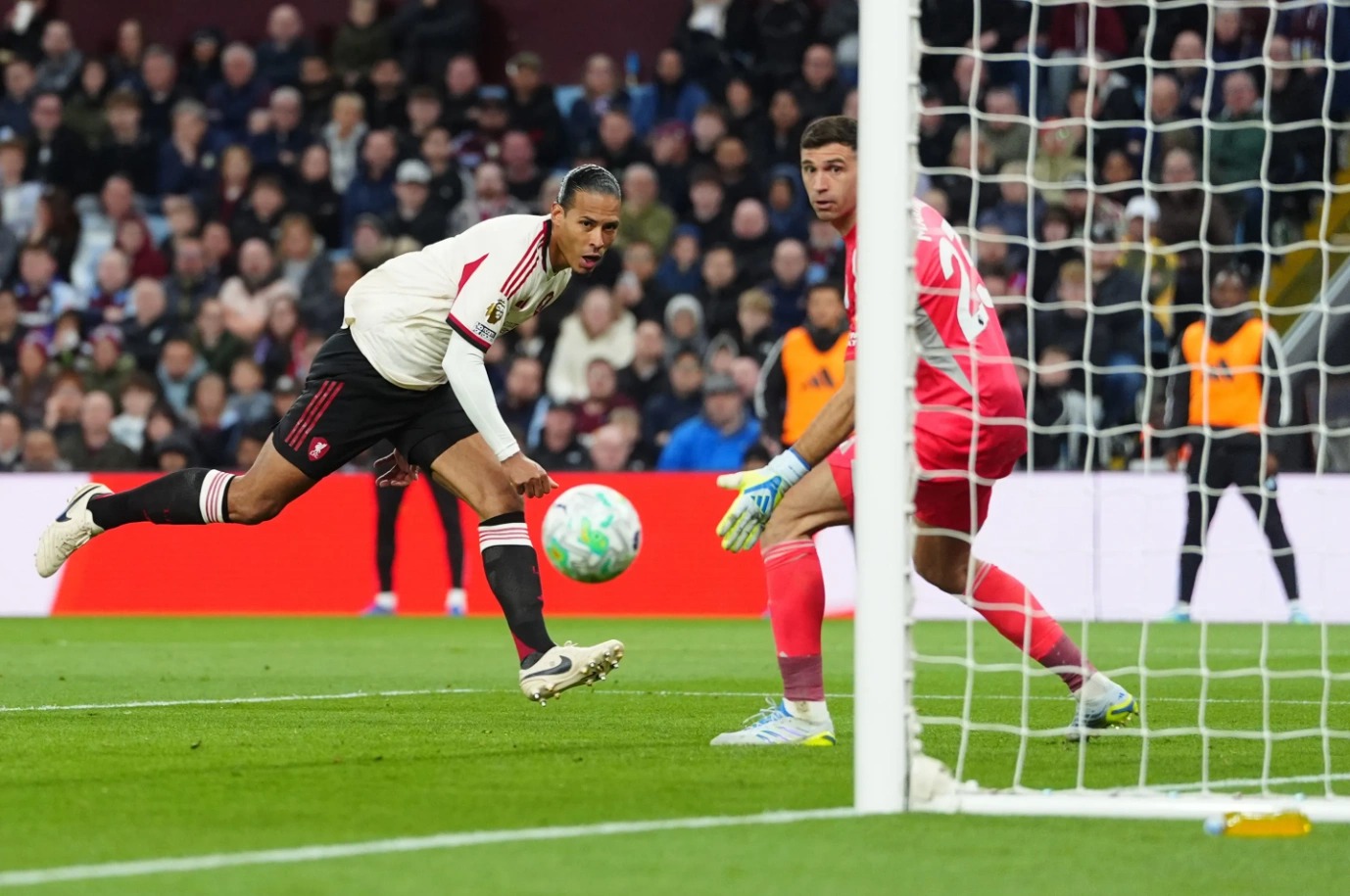 Virgil van Dijk (&aacute;o trắng) ghi b&agrave;n cho Liverpool.