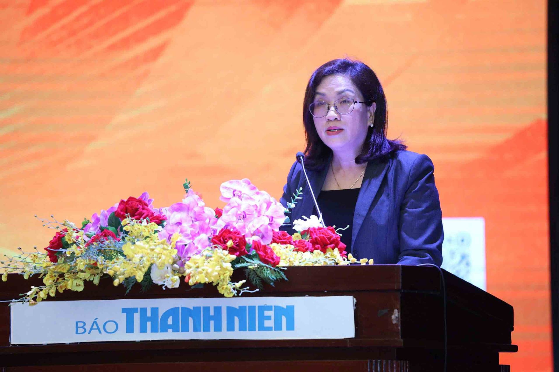 Ph&oacute; trưởng ban Tuy&ecirc;n gi&aacute;o - D&acirc;n vận T.Ư Đinh Thị Mai ph&aacute;t biểu tại hội thảo.