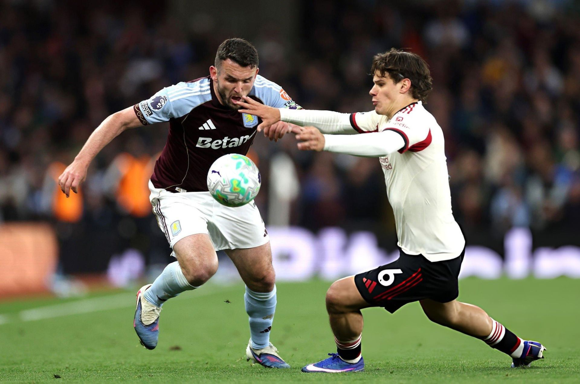 Aston Villa chơi vượt trội trước Liverpool trong hiệp hai.