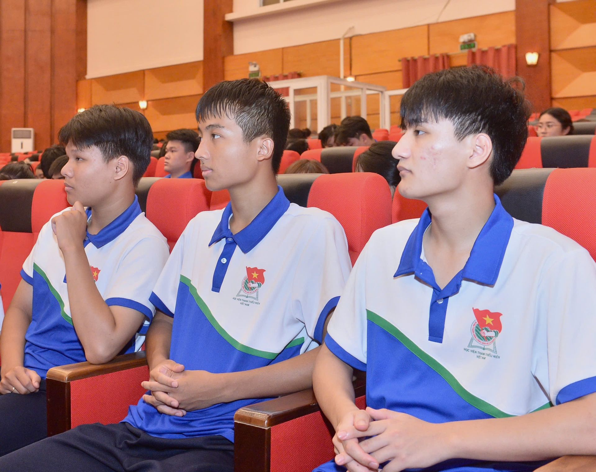 Hội thảo c&oacute; sự tham gia của c&aacute;c bạn sinh vi&ecirc;n.