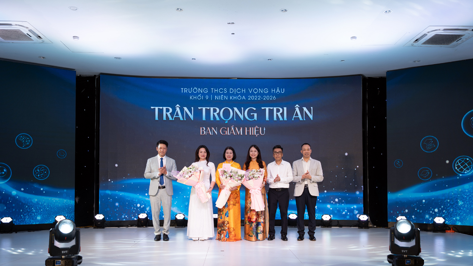 Đại diện Ban phụ huynh Khối 9 tri &acirc;n Ban Gi&aacute;m hiệu trường THCS Dịch Vọng Hậu.