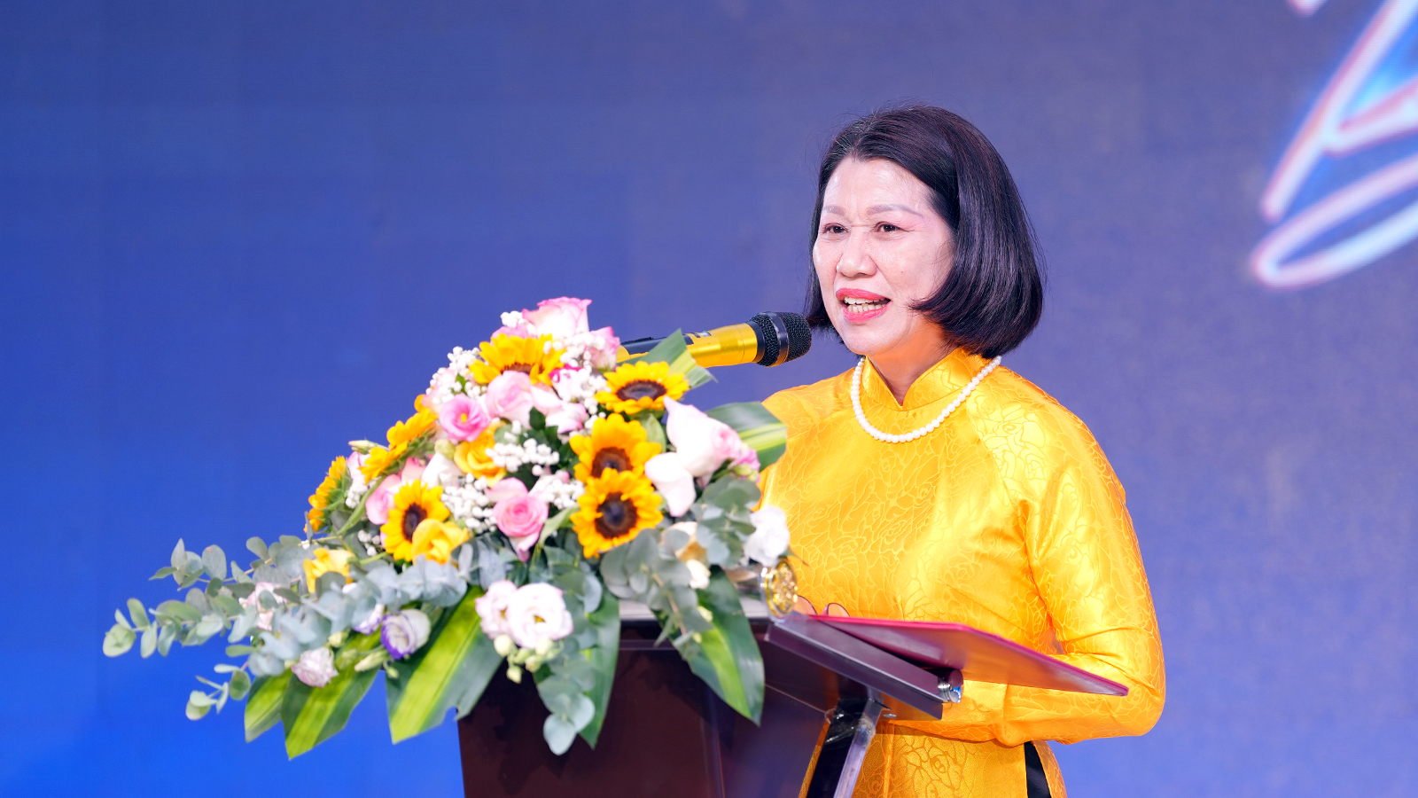 Nh&agrave; gi&aacute;o Nguyễn Thị Loan dặn d&ograve; c&aacute;c em học sinh.