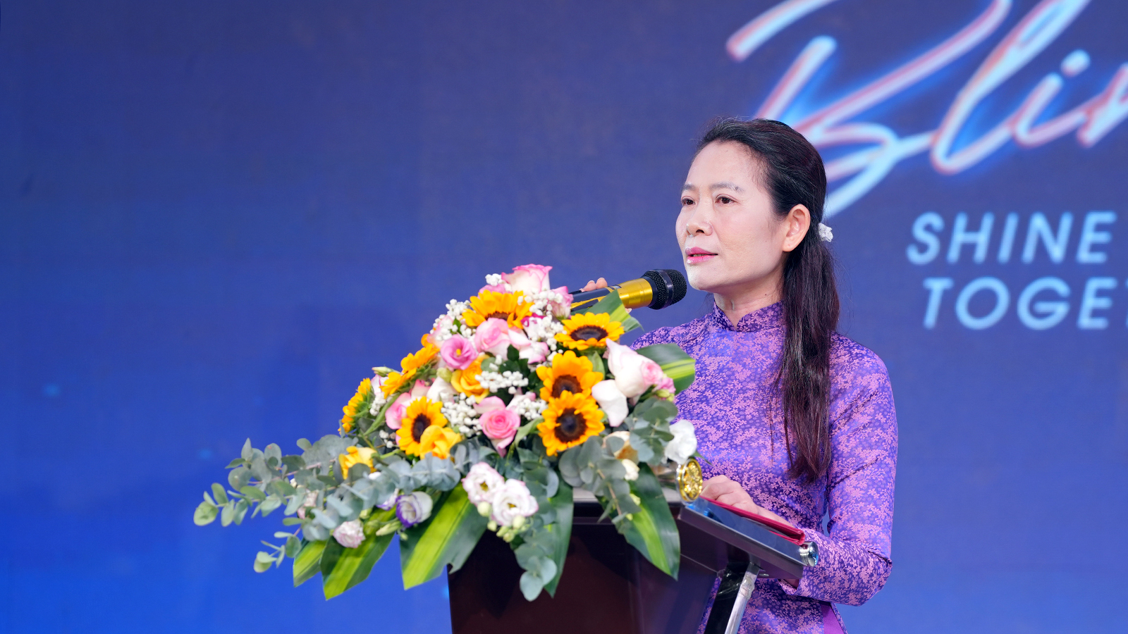 C&ocirc; gi&aacute;o Trương Hường thay mặt c&aacute;c GVCN dặn d&ograve; c&aacute;c bạn học sinh.