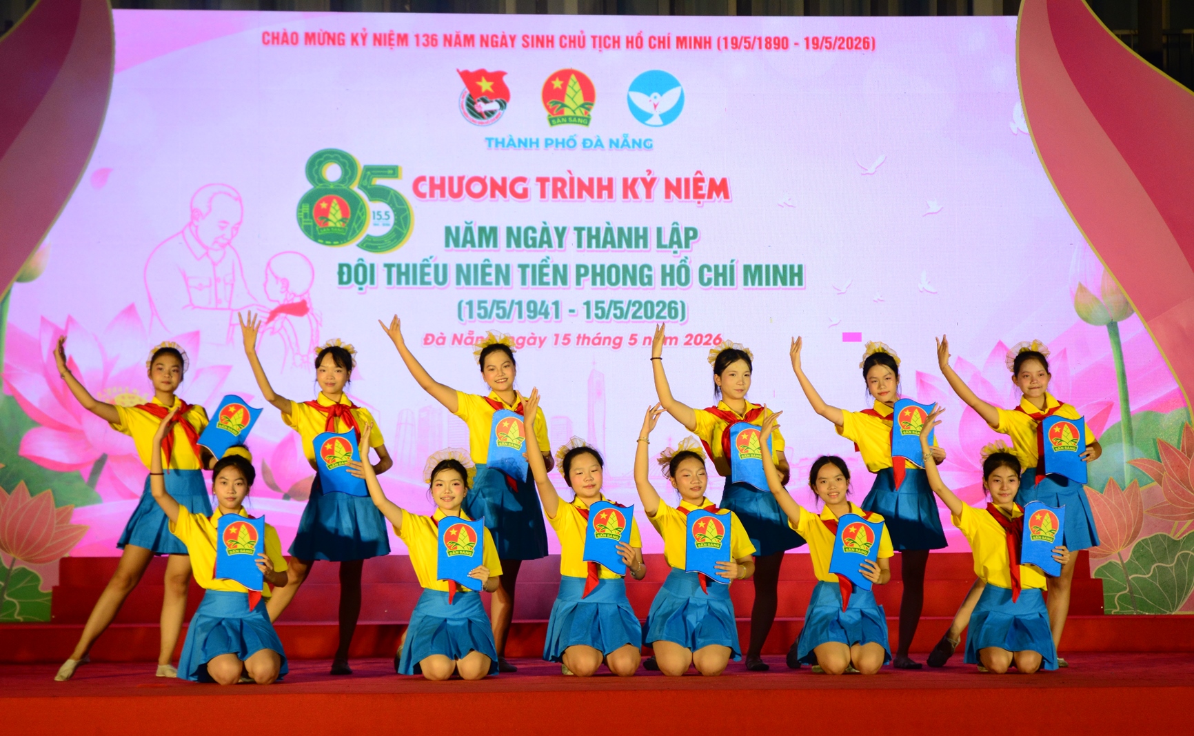 Tiết mục văn nghệ ch&agrave;o mừng của c&aacute;c bạn thiếu nhi.