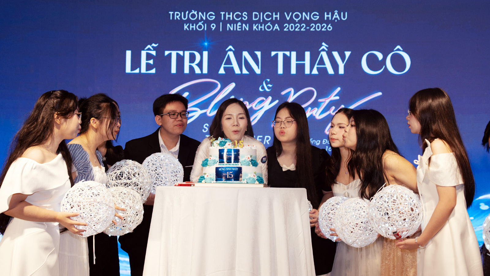 C&ocirc; gi&aacute;o Diễm My, B&iacute; thư Đo&agrave;n trường, chủ nhiệm lớp 9A5 c&ugrave;ng c&aacute;c bạn học sinh mừng sinh nhật Tuổi 15.