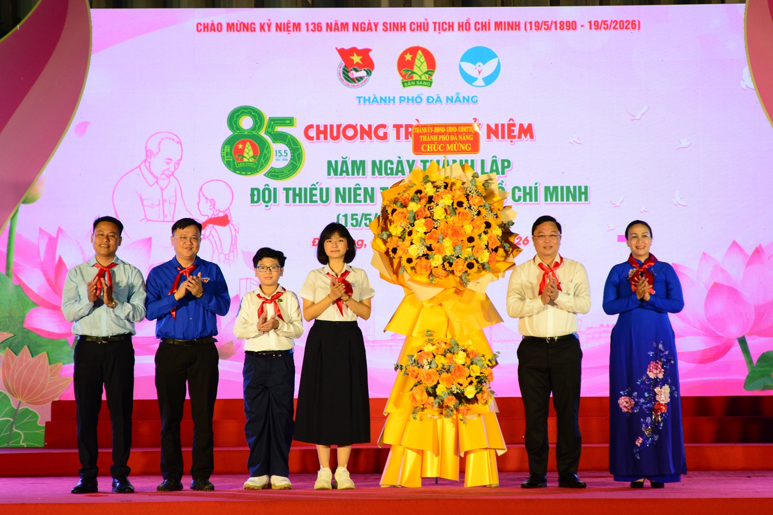 B&aacute;c L&ecirc; Tr&iacute; Thanh &ndash; Uỷ vi&ecirc;n Ban Thường vụ Th&agrave;nh uỷ, Chủ tịch Uỷ ban Mặt trận Tổ quốc Việt Nam th&agrave;nh phố, c&ugrave;ng B&aacute;c Nguyễn Thị Anh Thi &ndash; Th&agrave;nh uỷ vi&ecirc;n, Ph&oacute; Chủ tịch Uỷ ban Nh&acirc;n d&acirc;n th&agrave;nh phố tặng hoa ch&uacute;c mừng.