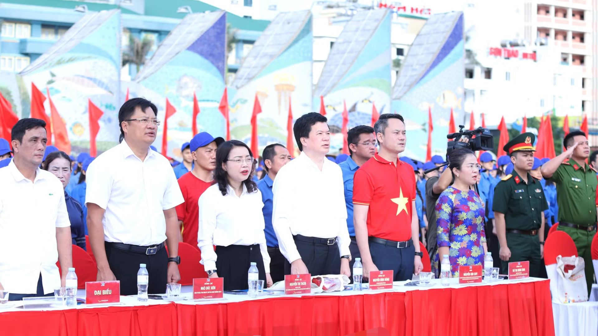 C&aacute;c đại biểu thực hiện nghi thức ch&agrave;o cờ.
