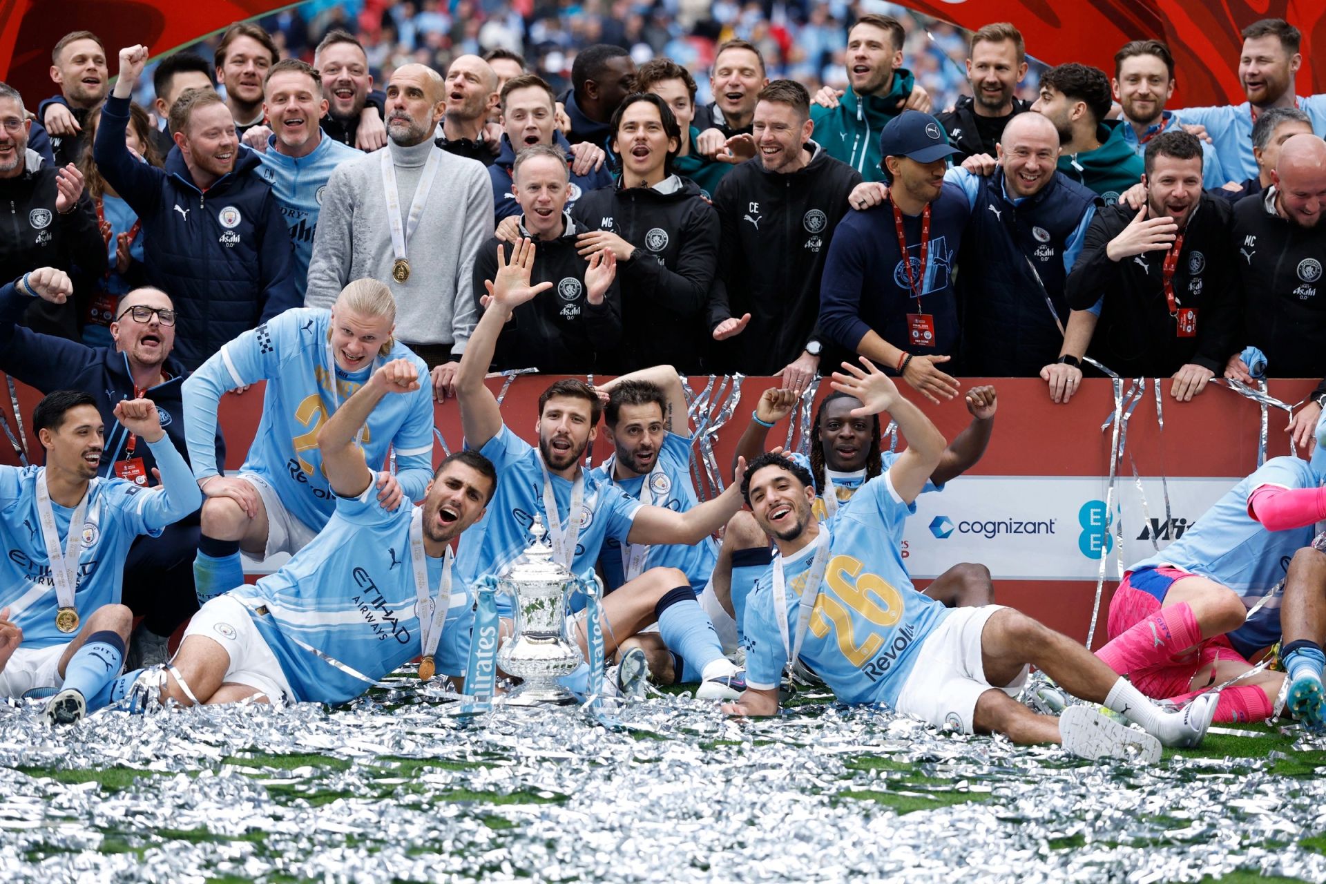 C&aacute;c cầu thủ v&agrave; ban huấn luyện Man City ăn mừng chức v&ocirc; địch Cup FA.