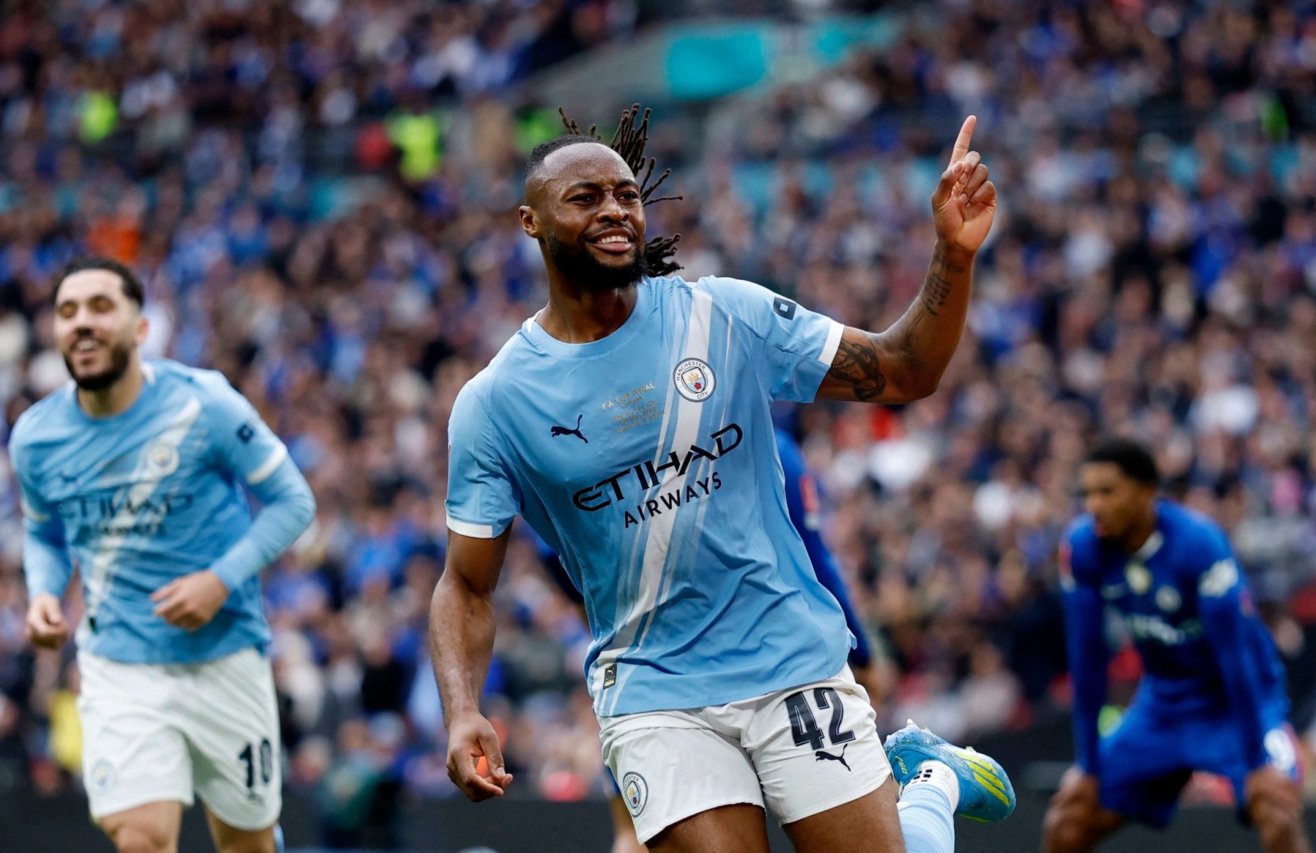 Antoine Semenyo ăn mừng b&agrave;n mở tỷ số cho Man City.