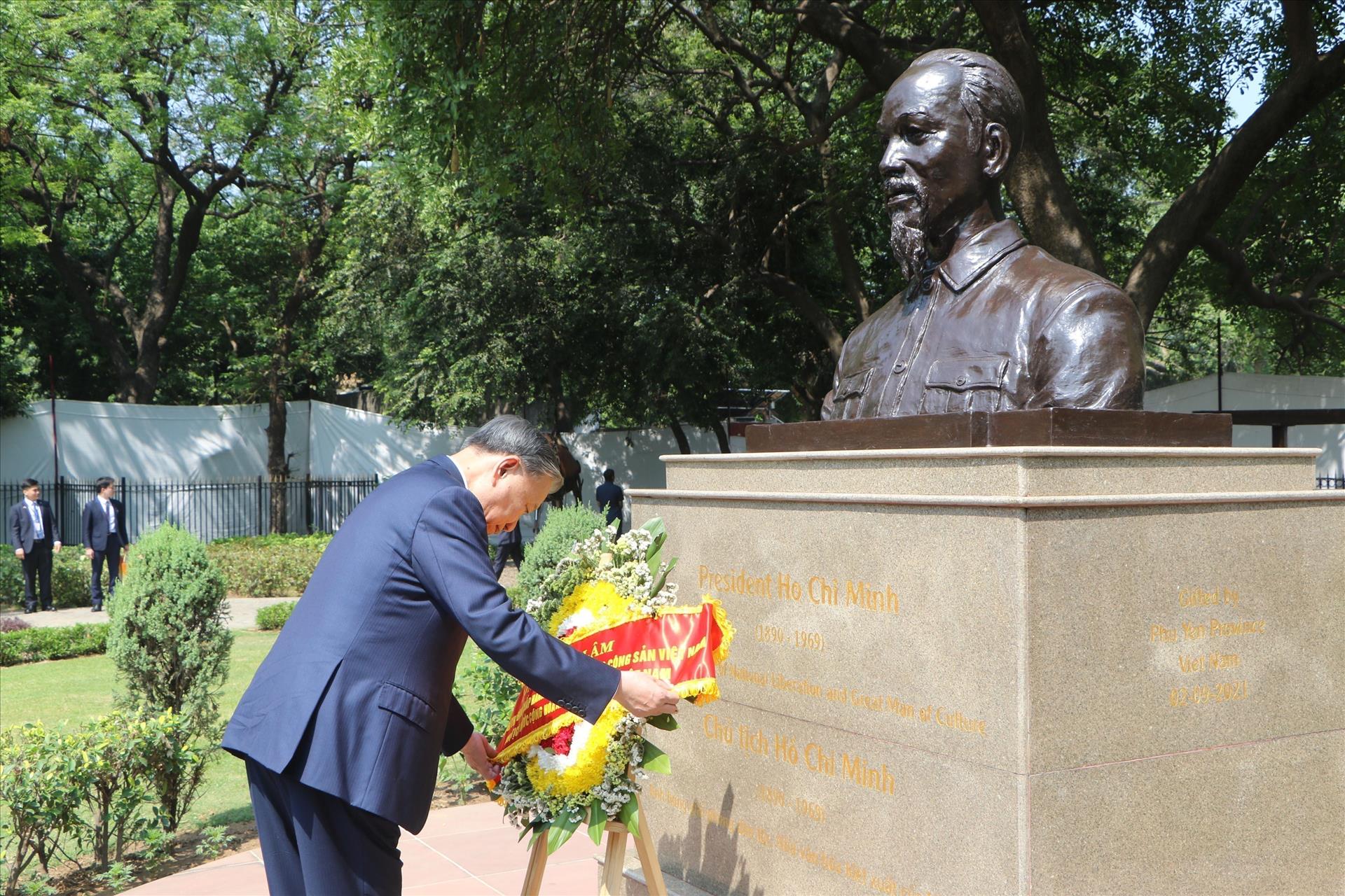 Trong khu&ocirc;n khổ chuyến thăm cấp Nh&agrave; nước tới Cộng h&ograve;a Ấn Độ, s&aacute;ng 6/5/2026, Tổng B&iacute; thư, Chủ tịch nước T&ocirc; L&acirc;m v&agrave; Đo&agrave;n đại biểu cấp cao Việt Nam đến đặt v&ograve;ng hoa tưởng niệm B&aacute;c Hồ tại Tượng Chủ tịch Hồ Ch&iacute; Minh, trong C&ocirc;ng vi&ecirc;n G20 ở thủ đ&ocirc; New Delhi. Trong ảnh: Tổng B&iacute; thư, Chủ tịch nước T&ocirc; L&acirc;m đặt v&ograve;ng hoa tưởng niệm B&aacute;c Hồ tại Tượng Chủ tịch Hồ Ch&iacute; Minh, trong C&ocirc;ng vi&ecirc;n G20 ở thủ đ&ocirc; New Delhi.