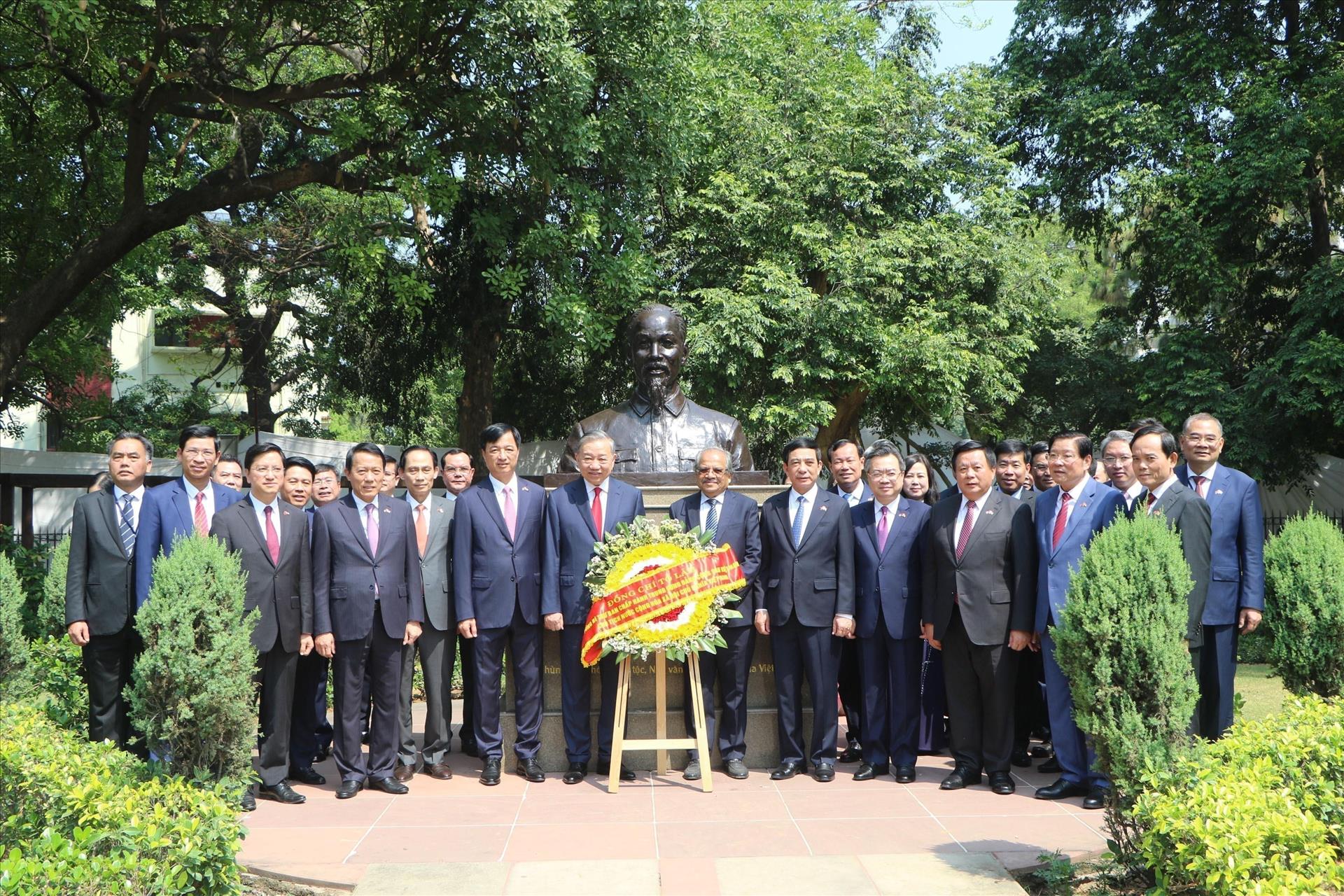 Trong khu&ocirc;n khổ chuyến thăm cấp Nh&agrave; nước tới Cộng h&ograve;a Ấn Độ, s&aacute;ng 6/5/2026, Tổng B&iacute; thư, Chủ tịch nước T&ocirc; L&acirc;m v&agrave; Đo&agrave;n đại biểu cấp cao Việt Nam đến đặt v&ograve;ng hoa tưởng niệm B&aacute;c Hồ tại Tượng Chủ tịch Hồ Ch&iacute; Minh, trong C&ocirc;ng vi&ecirc;n G20 ở thủ đ&ocirc; New Delhi. Trong ảnh: Tổng B&iacute; thư, Chủ tịch nước T&ocirc; L&acirc;m đặt v&ograve;ng hoa tưởng niệm B&aacute;c Hồ tại Tượng Chủ tịch Hồ Ch&iacute; Minh, trong C&ocirc;ng vi&ecirc;n G20 ở thủ đ&ocirc; New Delhi.