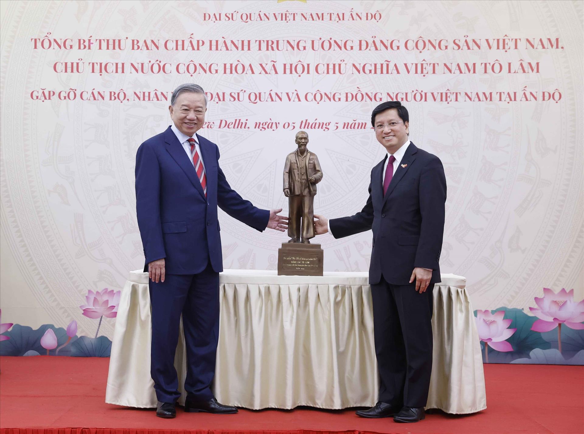 Trong chương tr&igrave;nh thăm cấp Nh&agrave; nước tới Cộng h&ograve;a Ấn Độ, chiều 5/5/2026, tại thủ đ&ocirc; New Delhi, Tổng B&iacute; thư, Chủ tịch nước T&ocirc; L&acirc;m gặp gỡ c&aacute;n bộ, nh&acirc;n vi&ecirc;n Đại sứ qu&aacute;n v&agrave; cộng đồng người Việt Nam tại Ấn Độ. Trong ảnh: Tổng B&iacute; thư, Chủ tịch nước T&ocirc; L&acirc;m tặng bức tượng Chủ tịch Hồ Ch&iacute; Minh cho Đại sứ qu&aacute;n Việt Nam tại Ấn Độ. 