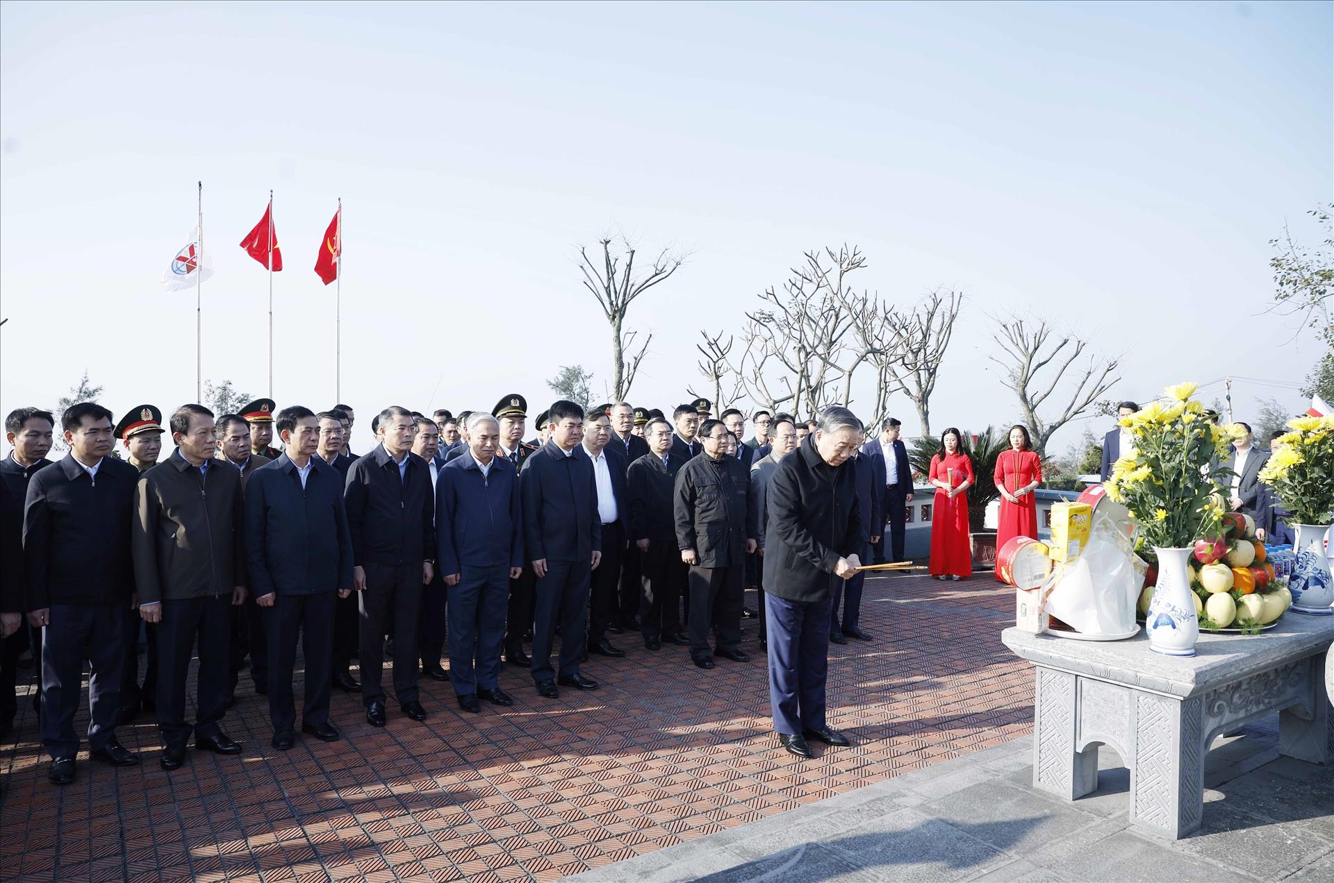 S&aacute;ng 27/1/2026, tại Quảng Ninh, Tổng B&iacute; thư T&ocirc; L&acirc;m, Thủ tướng Phạm Minh Ch&iacute;nh v&agrave; đo&agrave;n c&ocirc;ng t&aacute;c Trung ương d&acirc;ng hoa, d&acirc;ng hương tại Di t&iacute;ch lịch sử quốc gia Địa điểm lưu niệm B&aacute;c Hồ về thăm mỏ Đ&egrave;o Nai tại phường Cẩm Phả, tỉnh Quảng Ninh.
