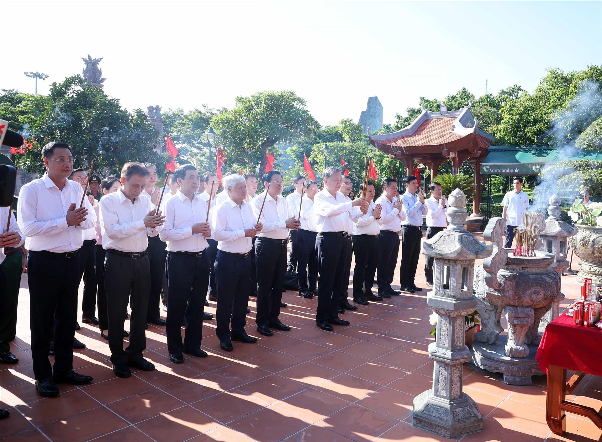 Trong khu&ocirc;n khổ chuyến thăm v&agrave; l&agrave;m việc tại Quảng B&igrave;nh, s&aacute;ng 25/6/2025, Tổng B&iacute; thư T&ocirc; L&acirc;m c&ugrave;ng đo&agrave;n c&ocirc;ng t&aacute;c Trung ương đến d&acirc;ng hương, d&acirc;ng hoa tại Đền thờ Chủ tịch Hồ Ch&iacute; Minh v&agrave; c&aacute;c Anh h&ugrave;ng liệt sỹ.