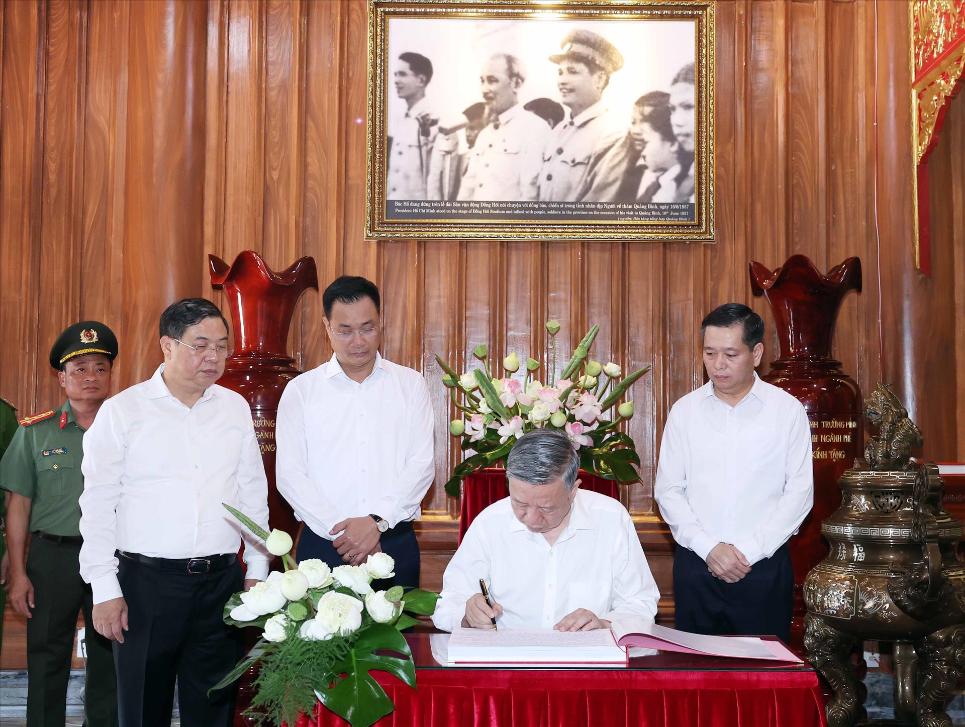 Tổng B&iacute; thư T&ocirc; L&acirc;m ghi lưu b&uacute;t v&agrave;o sổ lưu niệm tại Đền thờ Đền thờ Chủ tịch Hồ Ch&iacute; Minh v&agrave; c&aacute;c Anh h&ugrave;ng liệt sỹ.