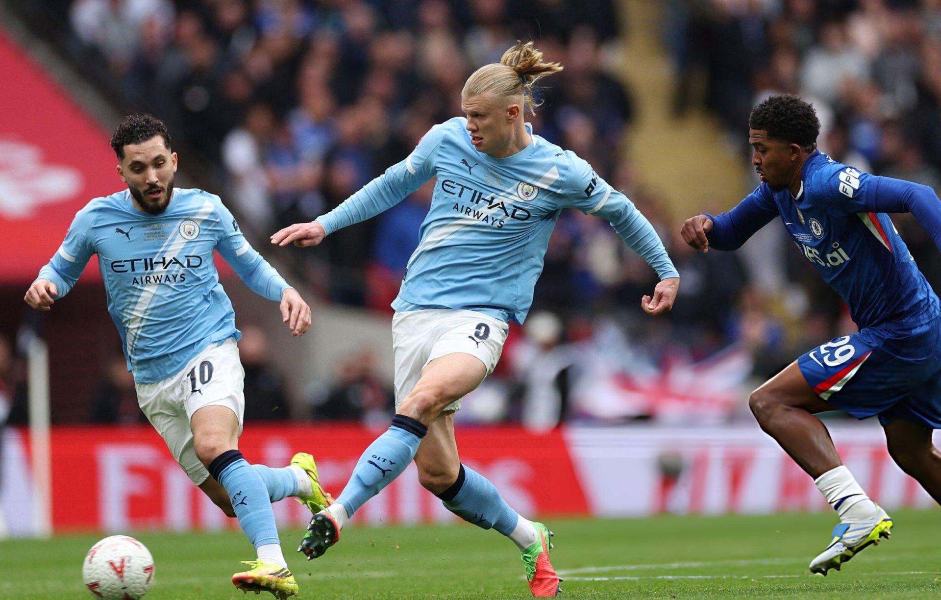 Man City chơi &aacute;p đảo trước Chelsea.
