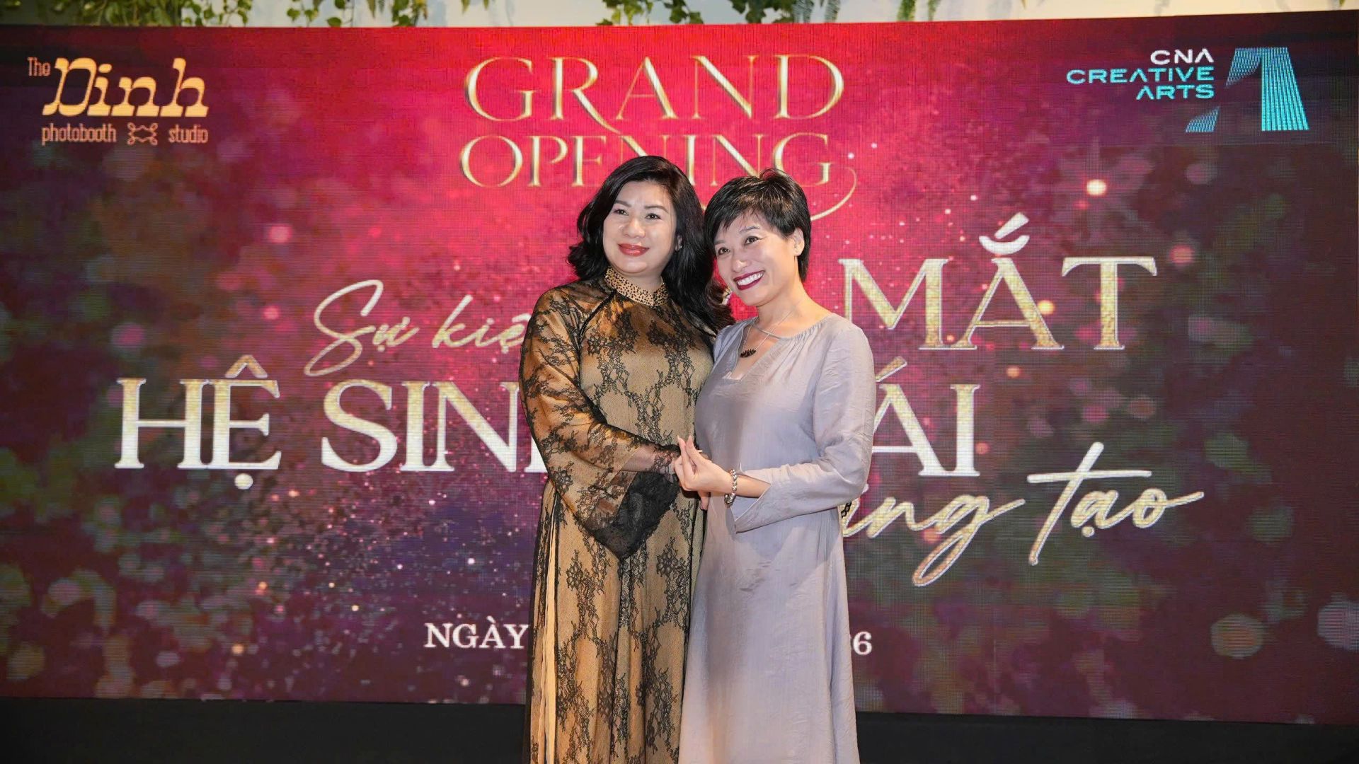 C&ocirc; NSND Trần Ly Ly (b&ecirc;n phải) ch&uacute;c mừng CNA Creative Arts ra mắt.