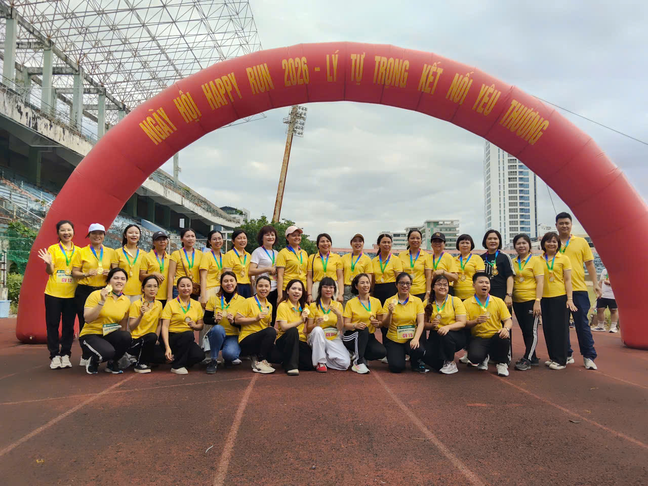 T&acirc;̣p th&ecirc;̉ giáo vi&ecirc;n trường Ti&ecirc;̉u học Lý Tự Trọng tại ngày h&ocirc;̣i.