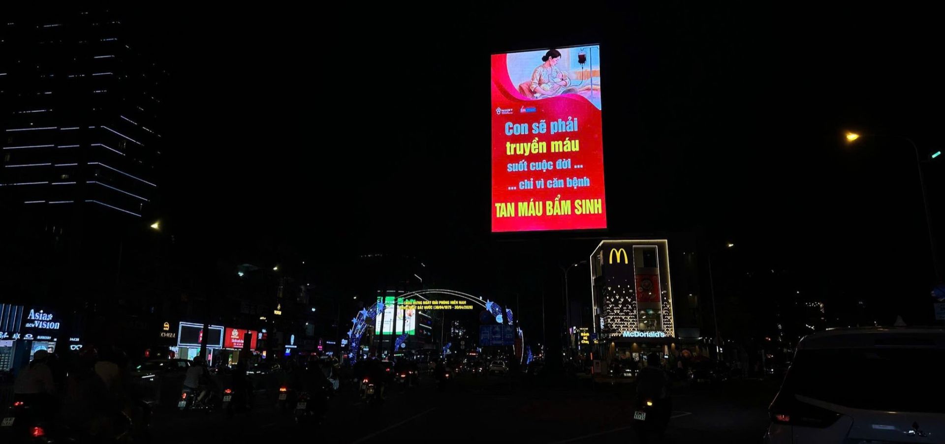 Th&ocirc;ng điệp về ph&ograve;ng bệnh Tan m&aacute;u bẩm sinh xuất hiện tr&ecirc;n hệ thống m&agrave;n h&igrave;nh LED tại c&aacute;c địa điểm c&ocirc;ng cộng tr&ecirc;n to&agrave;n quốc.