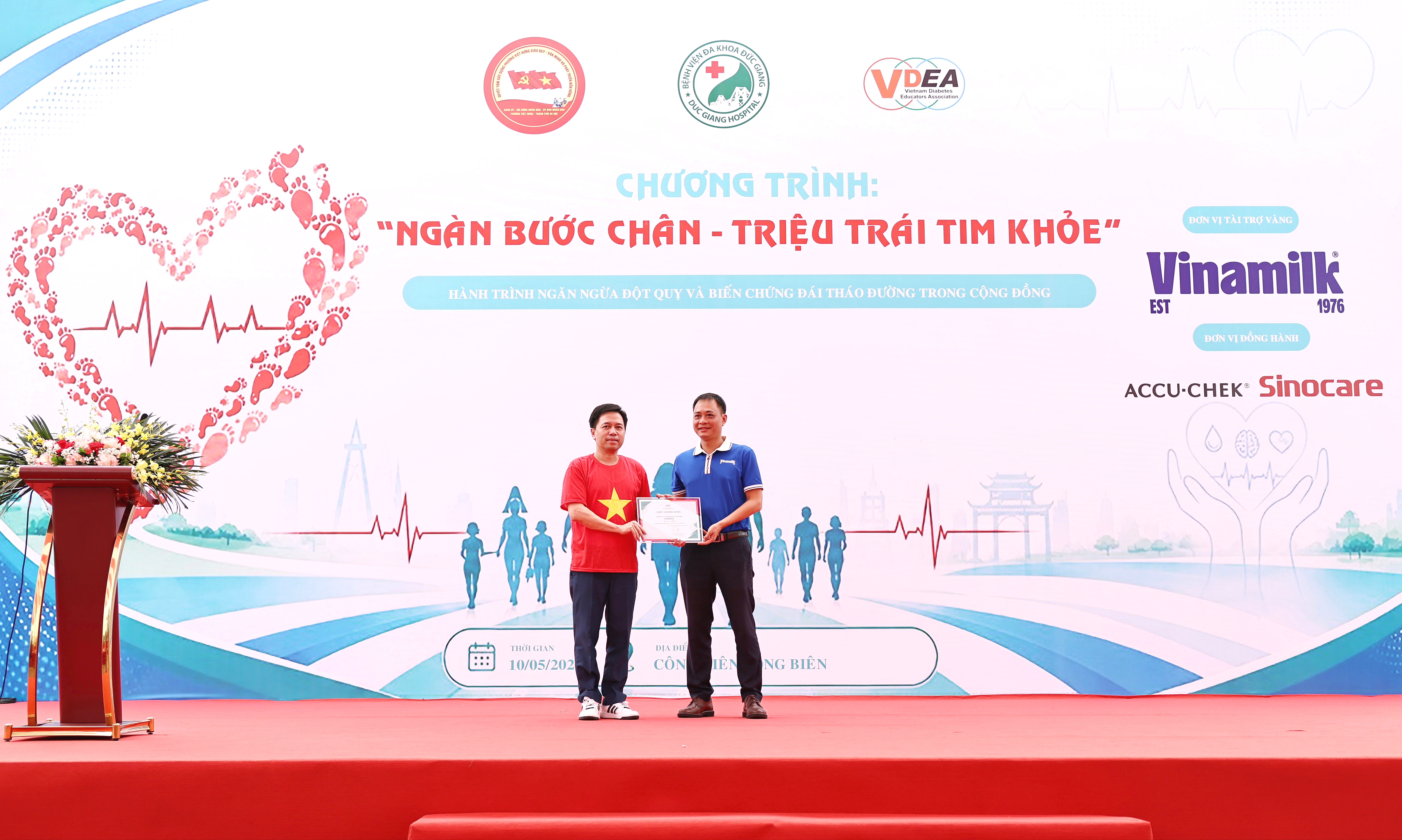  &Ocirc;ng Vũ Tuấn Khang (&aacute;o xanh) - Gi&aacute;m đốc Kinh doanh H&agrave; Nội, C&ocirc;ng ty Cổ phần Sữa Việt Nam (Vinamilk) nhận chứng nhận t&agrave;i trợ từ Ban tổ chức chương tr&igrave;nh &ldquo;Ng&agrave;n bước ch&acirc;n &ndash; Triệu tr&aacute;i tim khỏe&rdquo;. 