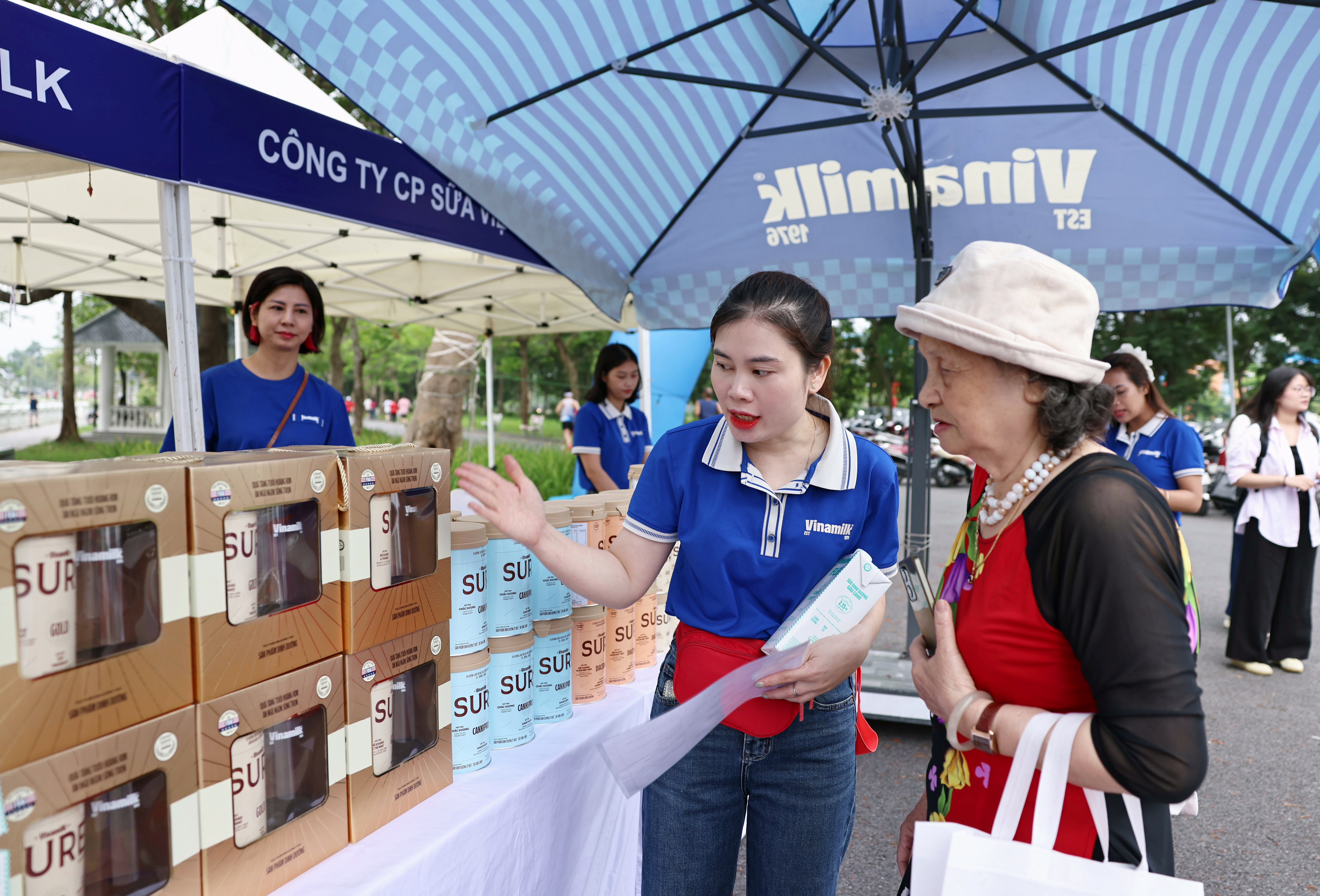 Khu vực tư vấn dinh dưỡng của Vinamilk Sure thu h&uacute;t đ&ocirc;ng đảo người ti&ecirc;u d&ugrave;ng đến lắng nghe c&aacute;c chia sẻ về chăm s&oacute;c sức khỏe chủ động cũng như d&ugrave;ng thử c&aacute;c sản phẩm dinh dưỡng.