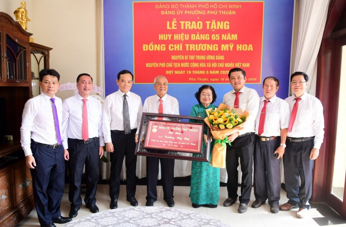 B&iacute; thư Th&agrave;nh ủy TP.HCM Trần Lưu Quang c&ugrave;ng Đảng ủy phường Ph&uacute; Thuận (TP.HCM) trao Huy hiệu Đảng v&agrave; hoa ch&uacute;c mừng nguy&ecirc;n Ph&oacute; chủ tịch nước Trương Mỹ Hoa.