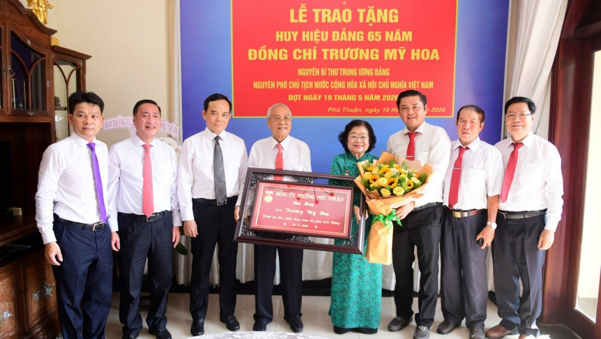 Trao Huy hiệu 65 tuổi Đảng cho nguyên Phó chủ tịch nước Trương Mỹ Hoa