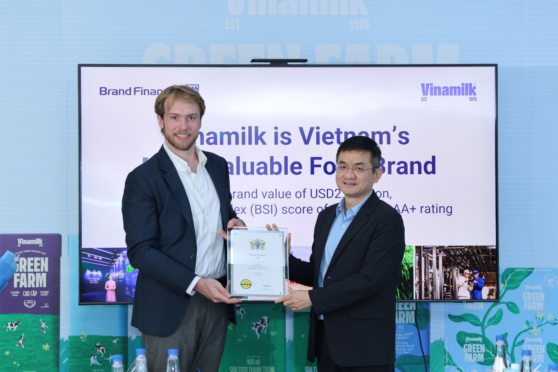  &Ocirc;ng Nguyễn Quang Tr&iacute;, Gi&aacute;m đốc Điều h&agrave;nh Marketing Vinamilk, nhận chứng nhận Top 100 thương hiệu gi&aacute; trị nhất Việt Nam từ đại diện Brand Finance. 