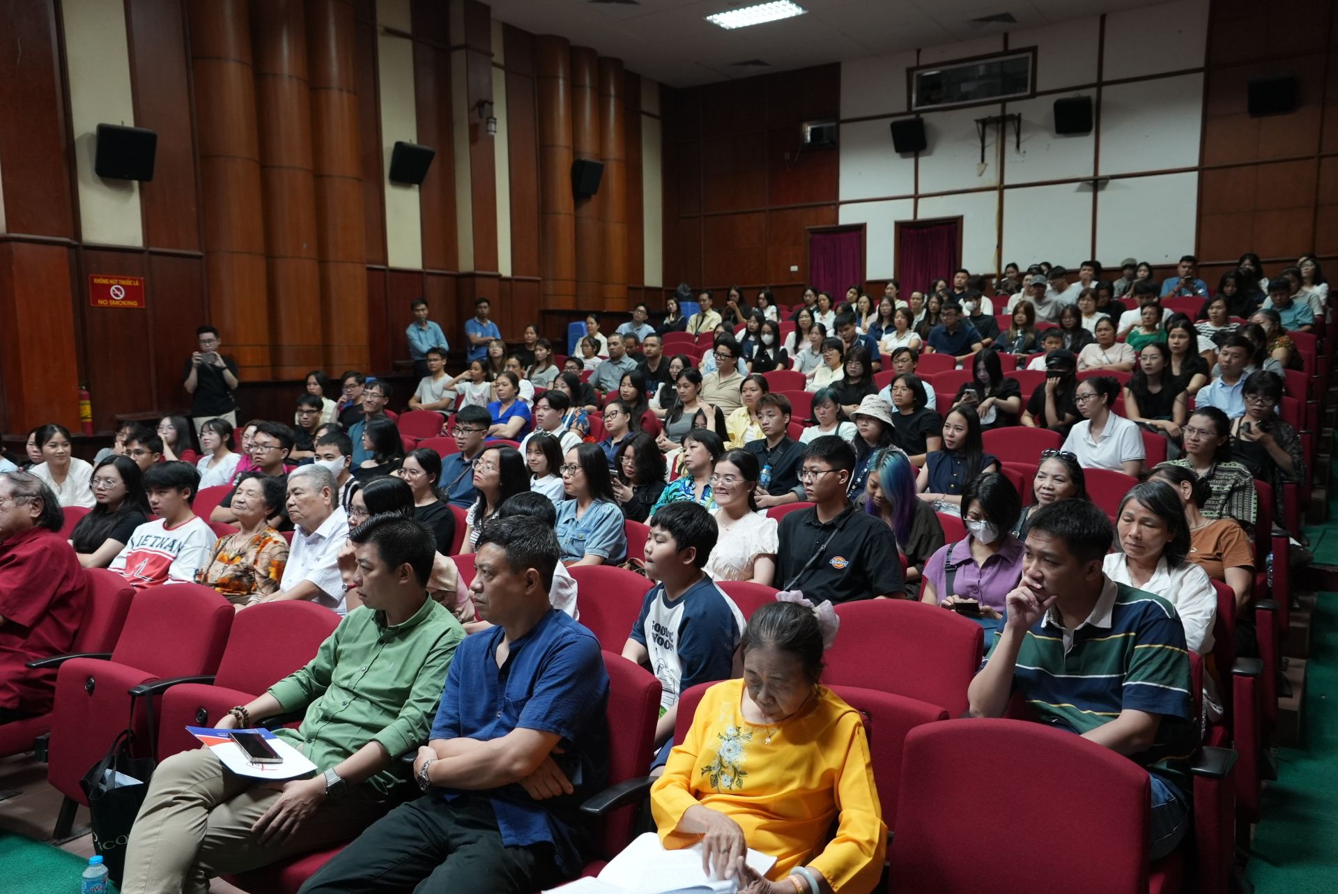 Đ&ocirc;ng đảo khán giả thu&ocirc;̣c mọi lứa tu&ocirc;̉i đã đ&ecirc;́n xem phim.
