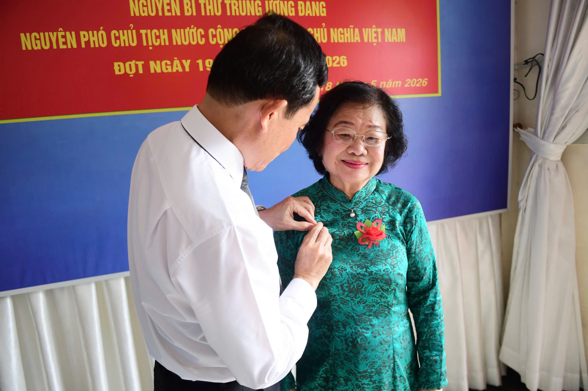 Bí thư Thành ủy TP. H&ocirc;̀ Chí Minh Tr&acirc;̀n Lưu Quang gắn huy hi&ecirc;̣u 65 năm tu&ocirc;̉i Đảng cho nguy&ecirc;n Phó Chủ tịch nước Trương Mỹ Hoa.
