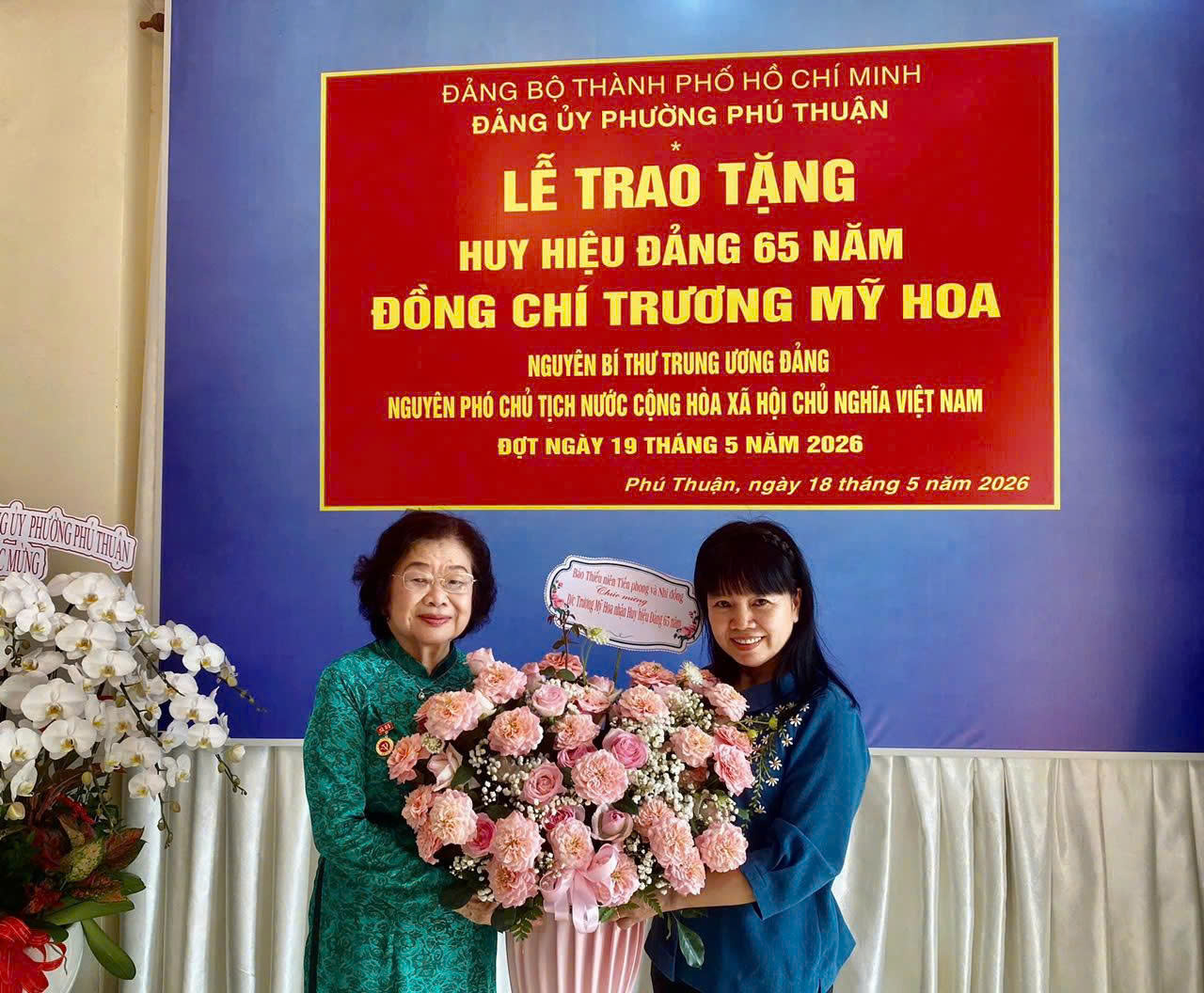 B&aacute;o Thiếu ni&ecirc;n Tiền phong v&agrave; Nhi đồng tặng hoa ch&uacute;c mừng nh&acirc;n dịp b&agrave; Trương Mỹ Hoa được trao tặng Huy hiệu 65 năm tuổi Đảng 