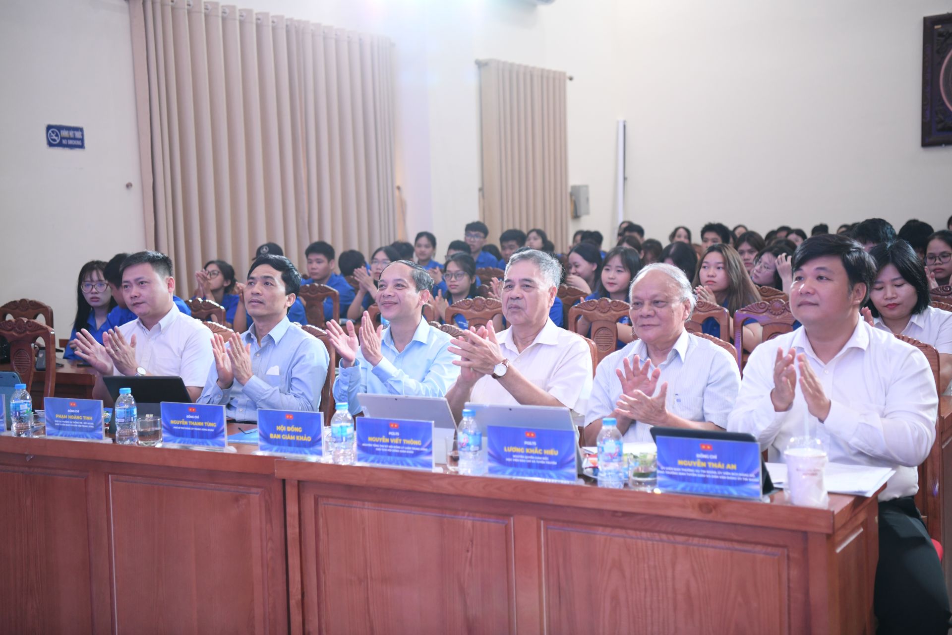 H&ocirc;̣i đ&ocirc;̀ng Giám khảo của cu&ocirc;̣c thi là các chuy&ecirc;n gia, nhà khoa học có uy tín .