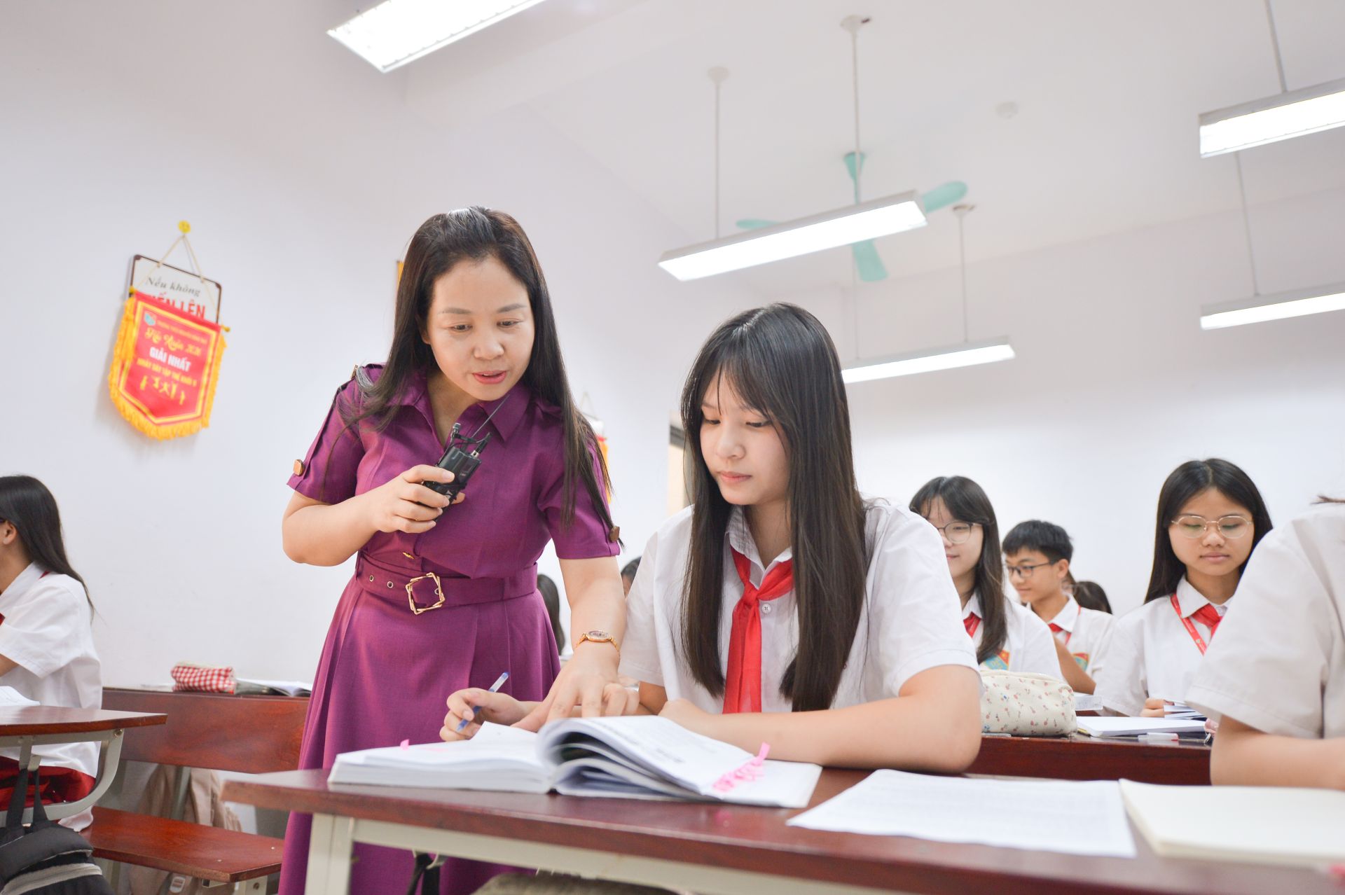 C&ocirc; gi&aacute;o Nguyễn Thị V&acirc;n lu&ocirc;n tận t&igrave;nh đồng h&agrave;nh, tiếp th&ecirc;m niềm tin cho c&ocirc; học tr&ograve; nhỏ Thi&ecirc;n Hương. 