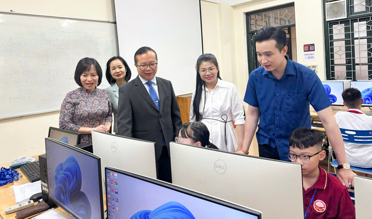 Đại diện Ban tổ chức tham quan khu vực tranh t&agrave;i của c&aacute;c th&iacute; sinh tại V&ograve;ng chung kết Hội thi Tin học trẻ th&agrave;nh phố H&agrave; Nội lần thứ 31.