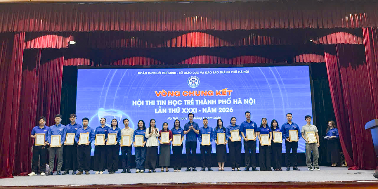 Ph&oacute; B&iacute; thư Đo&agrave;n Thanh ni&ecirc;n, Chủ tịch Hội đồng Đội Th&agrave;nh phố H&agrave; Nội Đ&agrave;o Đức Việt (ở giữa) trao chứng nhận tặng c&aacute;c đơn vị c&oacute; th&agrave;nh t&iacute;ch xuất sắc trong tham gia hội thi.