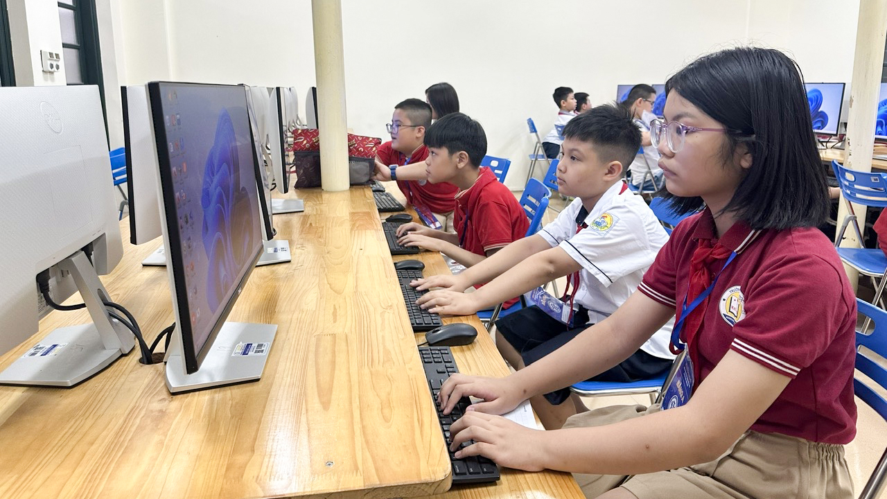 C&aacute;c bạn học sinh tham gia tranh t&agrave;i tại hội thi.
