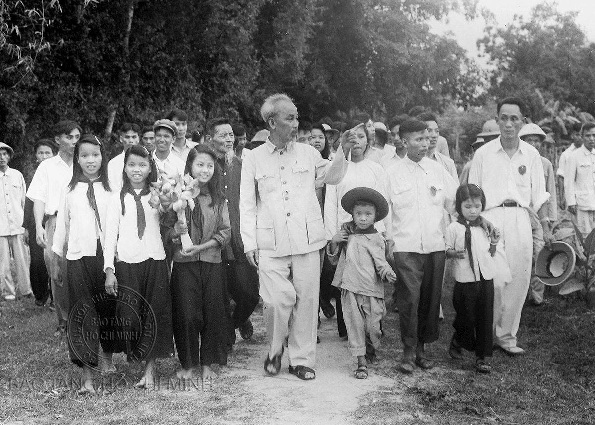 Chủ tịch Hồ Ch&iacute; Minh với c&aacute;c em thiếu nhi L&agrave;ng Sen ng&agrave;y 16/6/1957.