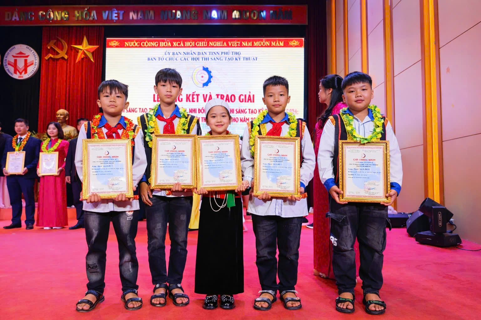 Thanh Tr&agrave; c&ugrave;ng c&aacute;c bạn tham gia Cuộc thi S&aacute;ng tạo Thanh thiếu ni&ecirc;n, nhi đồng cấp tỉnh. 