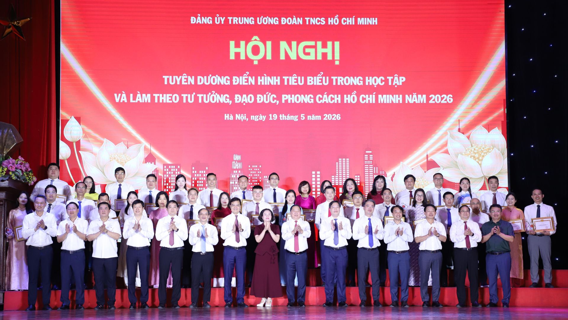 Tuyên dương  các cá nhân, tập thể điển hình tiên tiến làm theo lời Bác