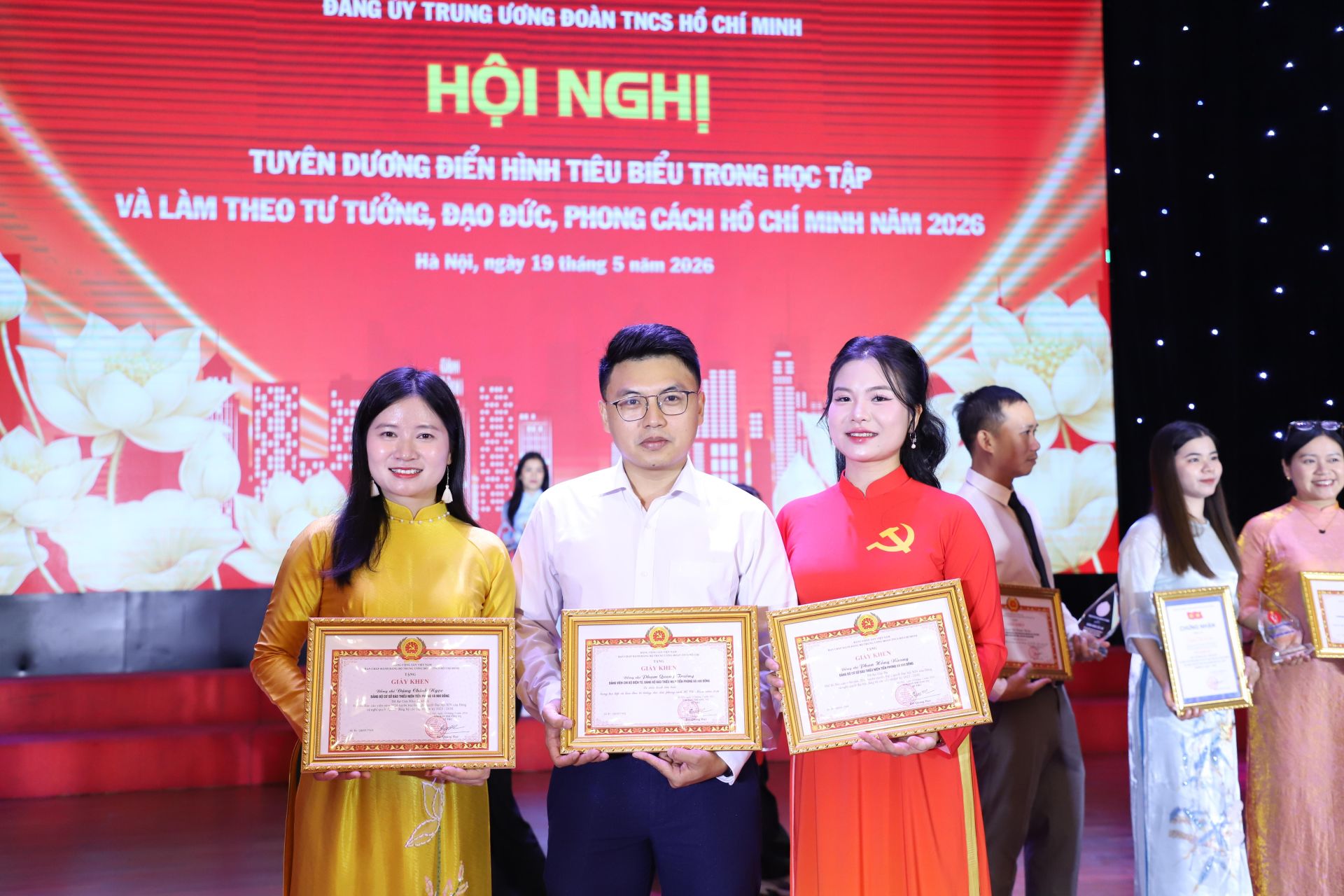 Các cá nh&acirc;n của Báo Thi&ecirc;́u ni&ecirc;n Ti&ecirc;̀n phong và Nhi đ&ocirc;̀ng được bi&ecirc;̉u dương tại H&ocirc;̣i nghị.